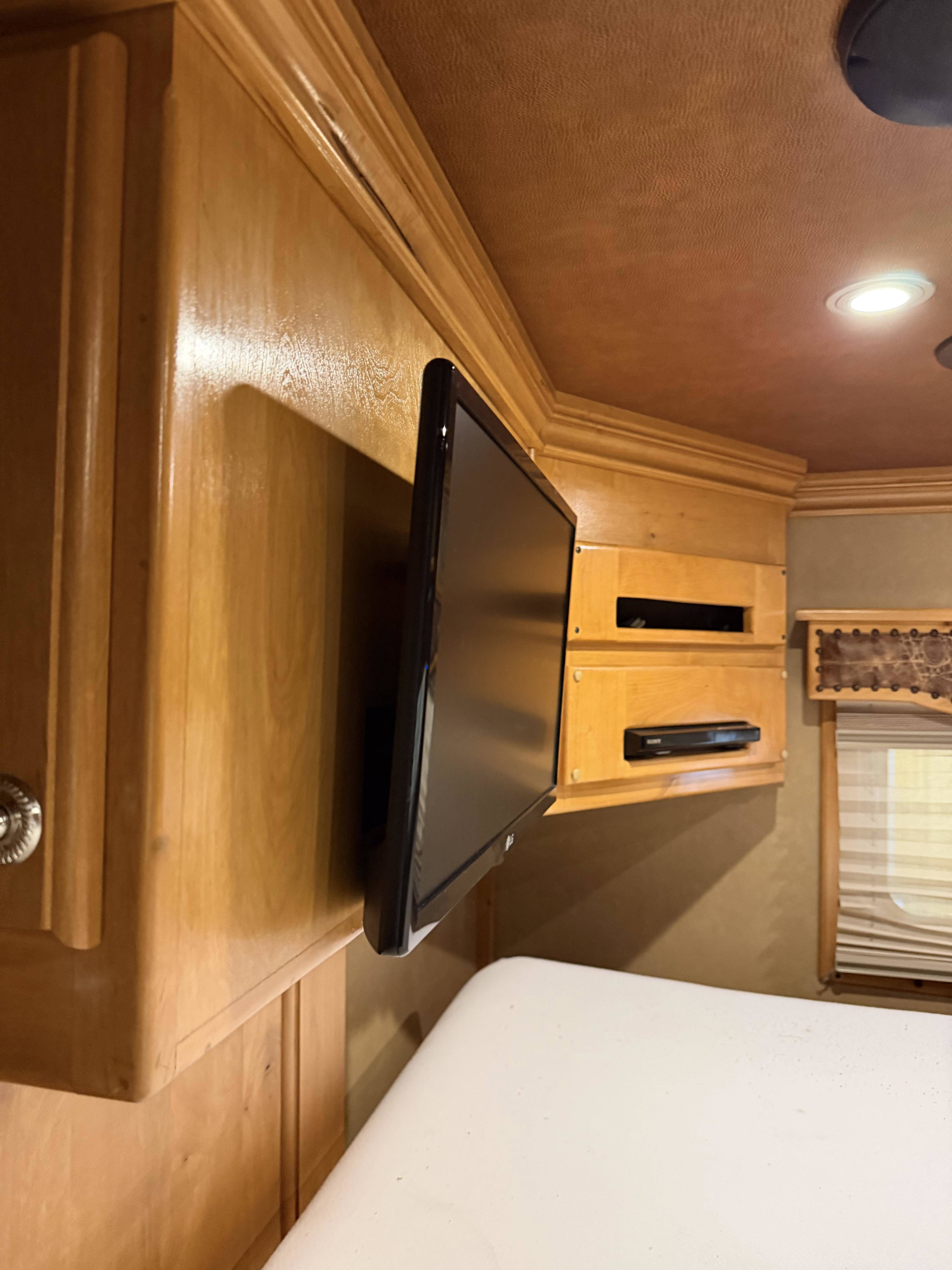 2015 Platinum Coach 4H 15'6 SW Slide Out Side Load Living Quarter Trailers