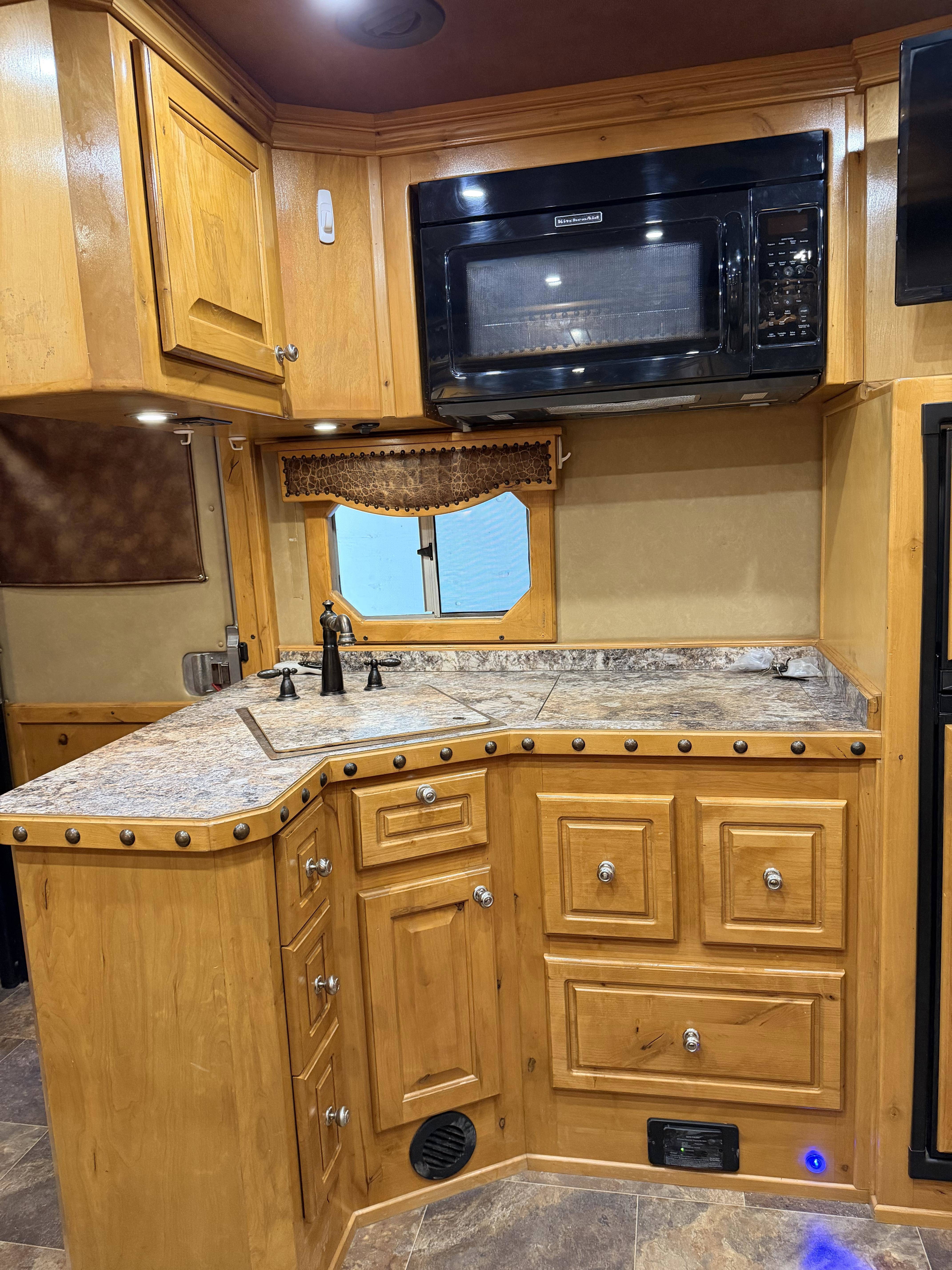 2015 Platinum Coach 4H 15'6 SW Slide Out Side Load Living Quarter Trailers