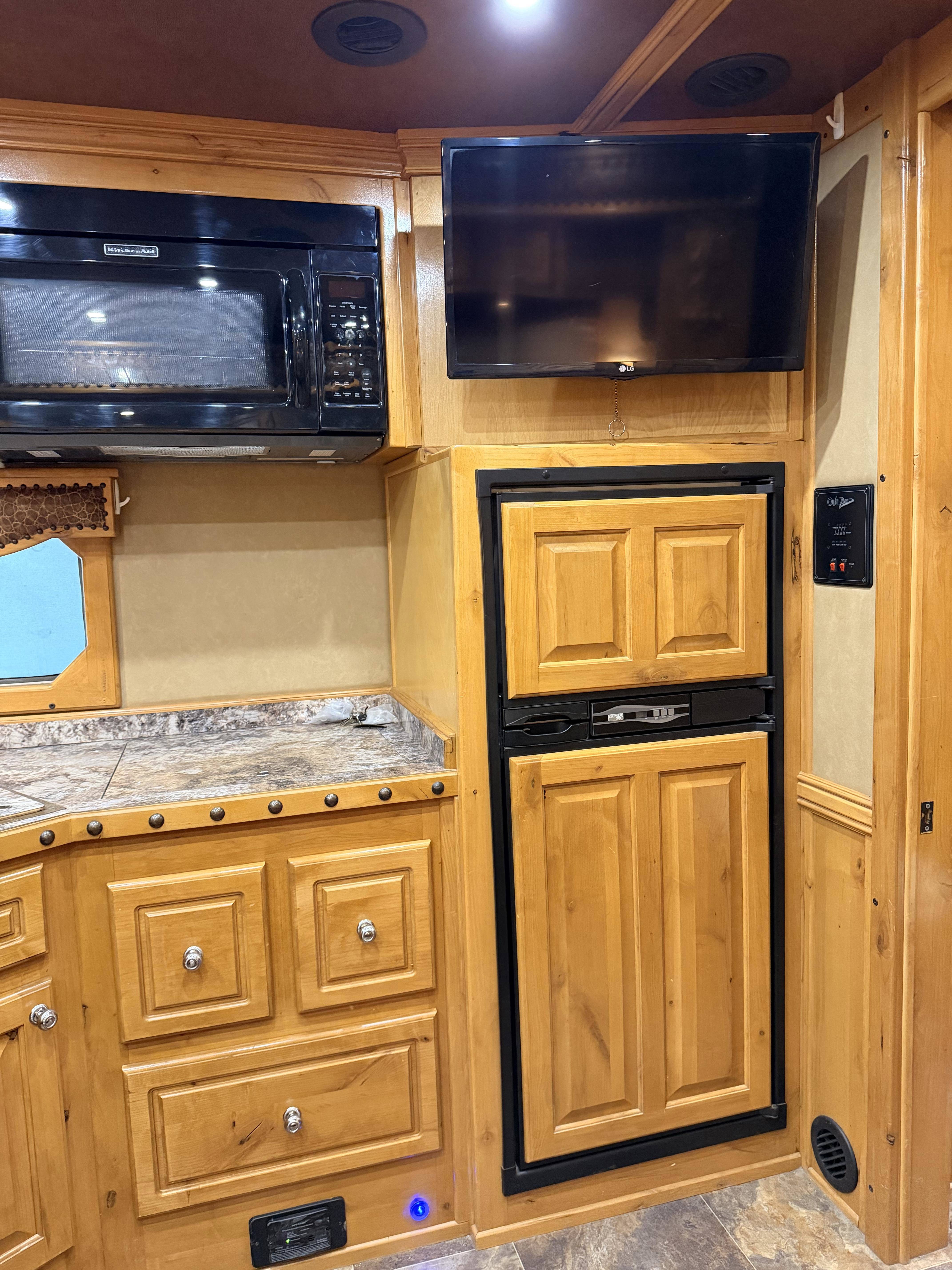 2015 Platinum Coach 4H 15'6 SW Slide Out Side Load Living Quarter Trailers