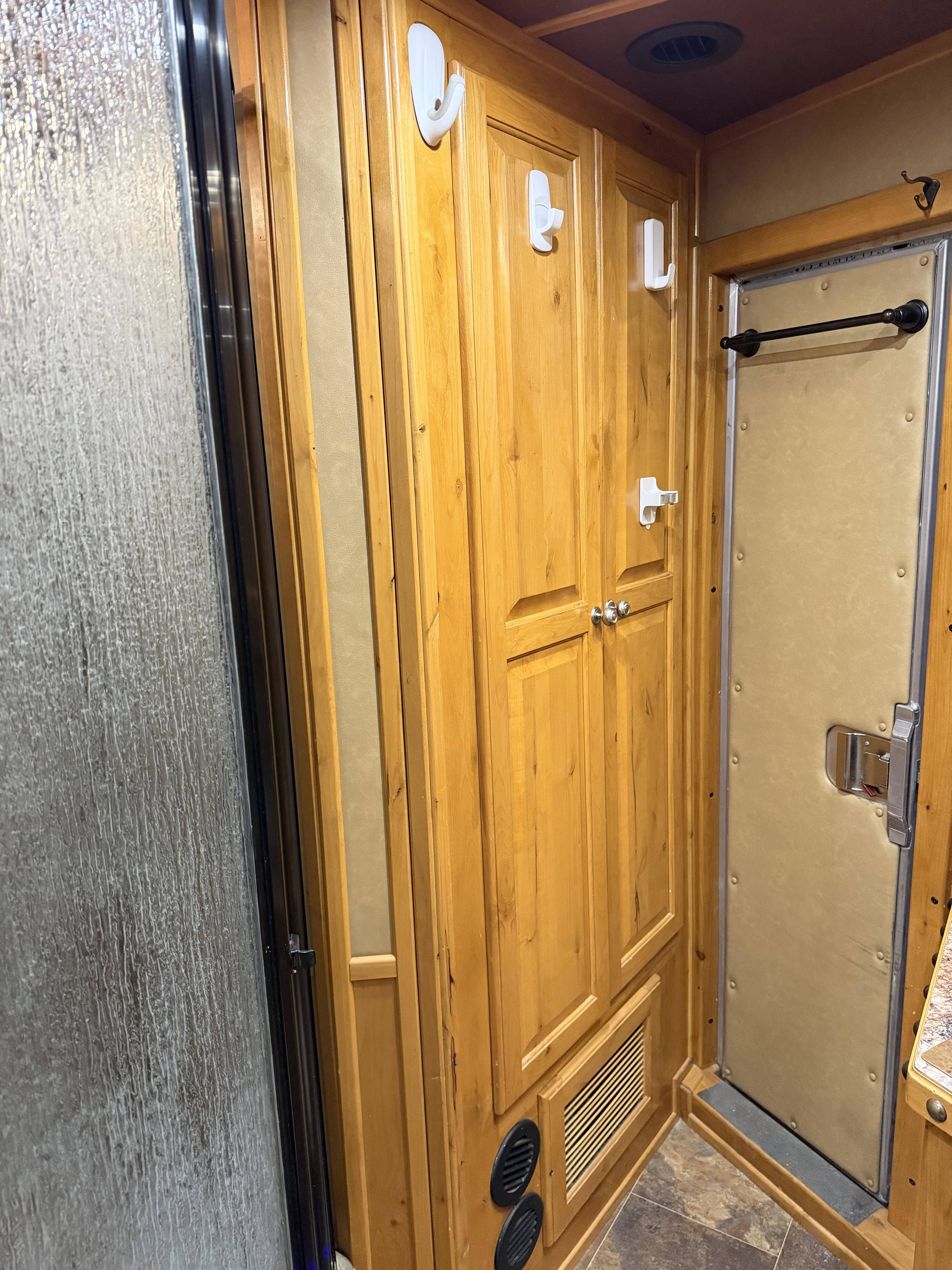 2015 Platinum Coach 4H 15'6 SW Slide Out Side Load Living Quarter Trailers