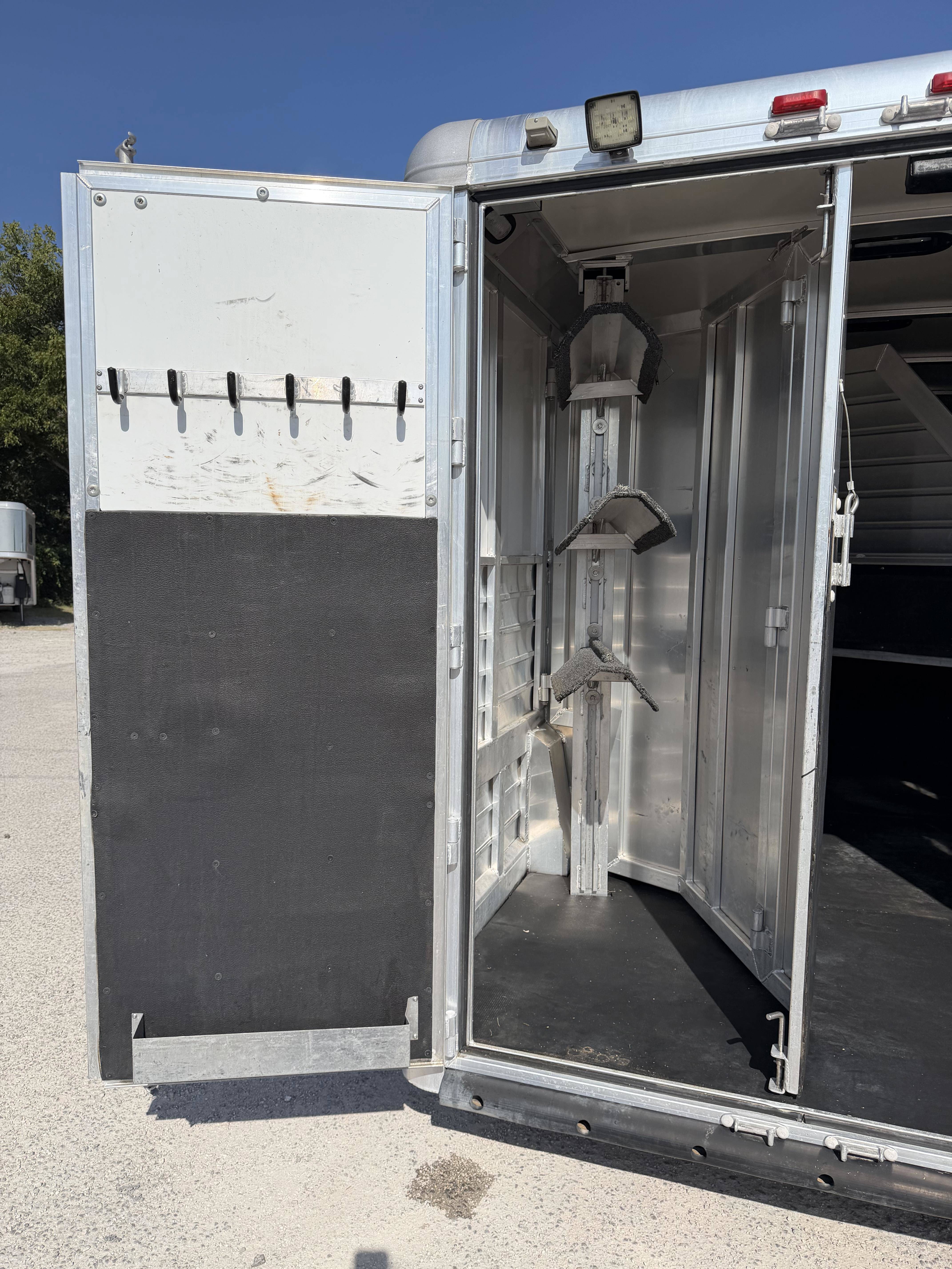 2016 Hart Trailers 4H GN w/ 4' DR Gooseneck Horse Trailers