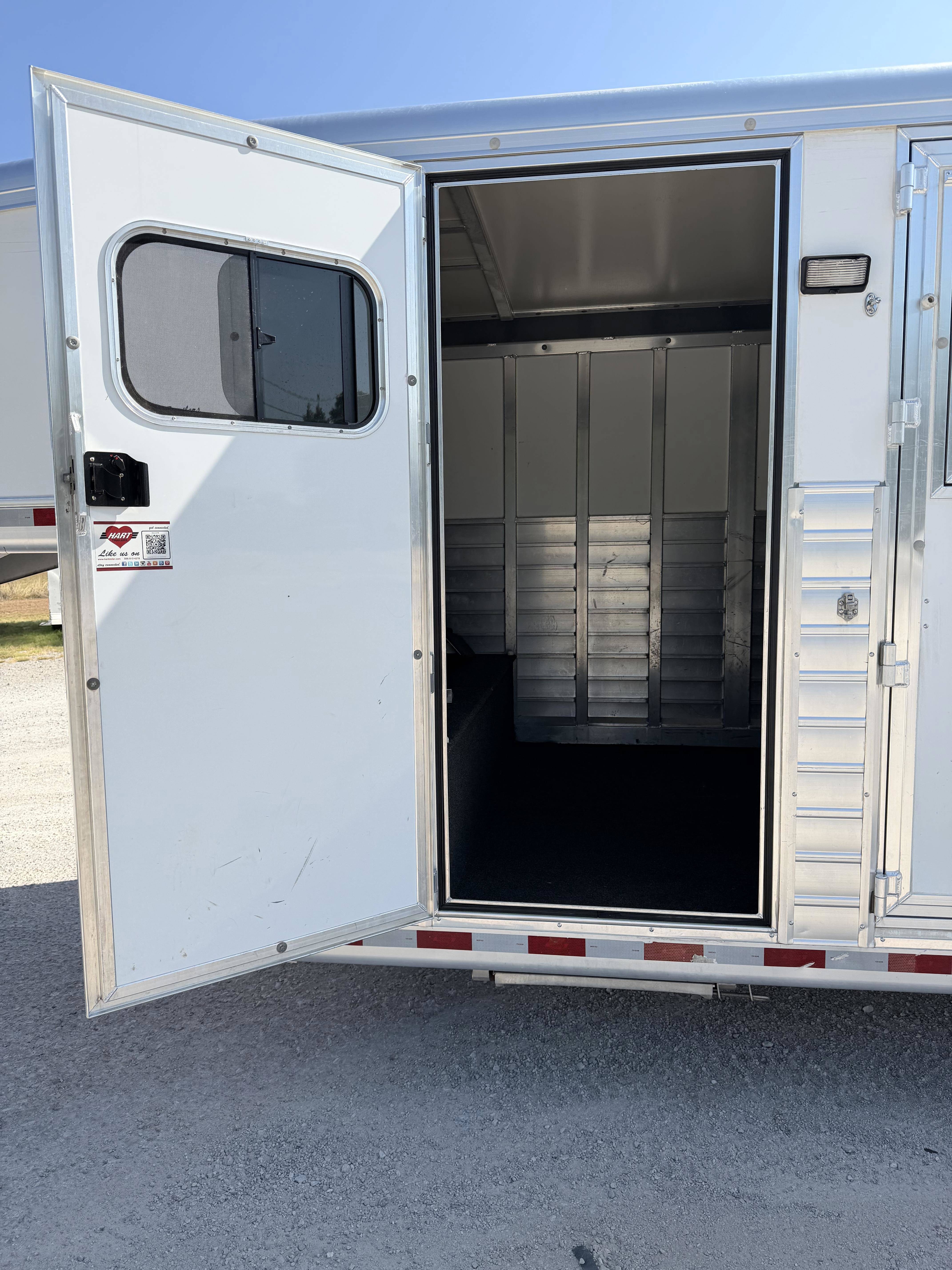 2016 Hart Trailers 4H GN w/ 4' DR Gooseneck Horse Trailers