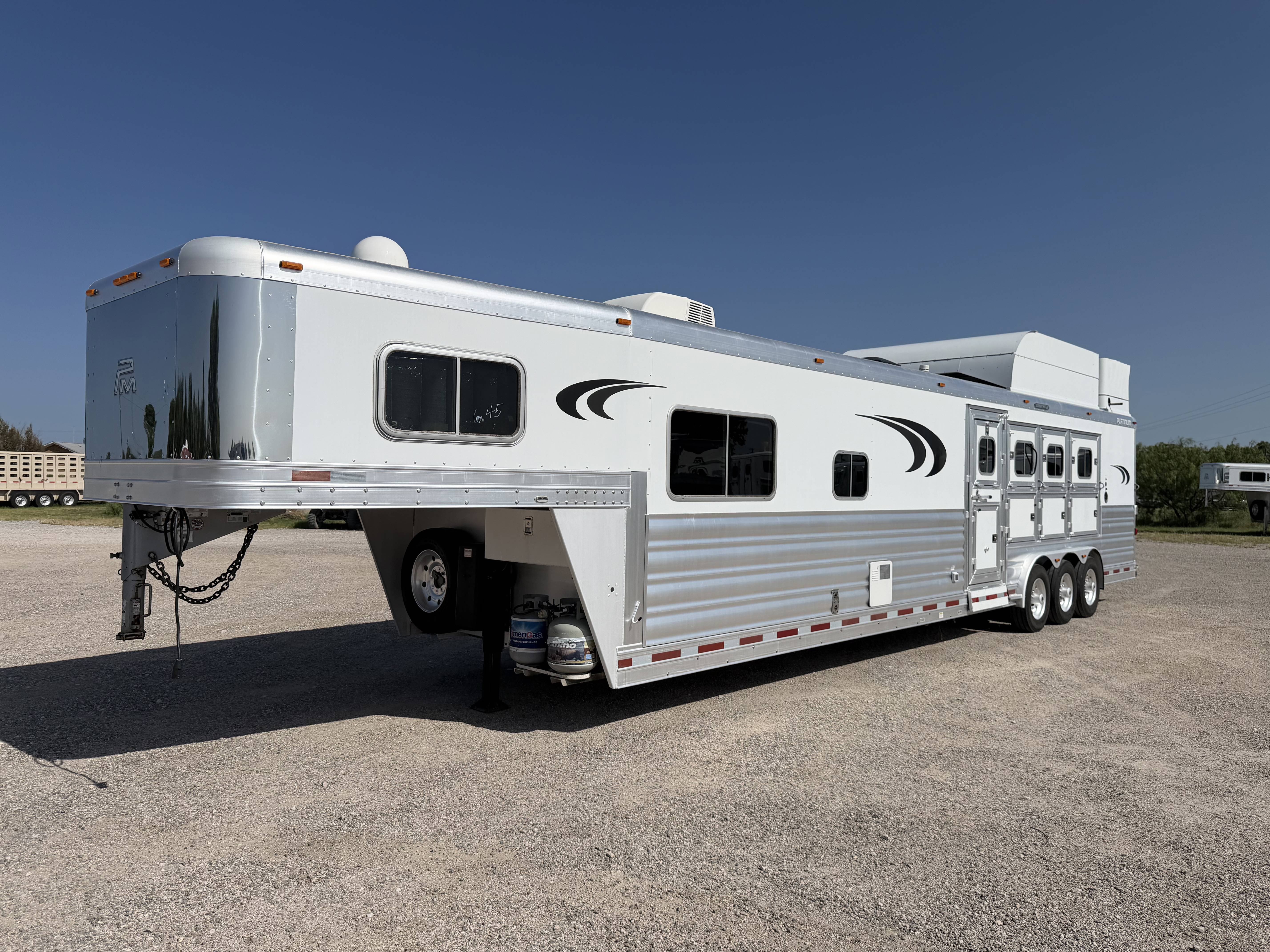 2017 Platinum Coach 4H 15'6 SW Side Load Living Quarter Trailers