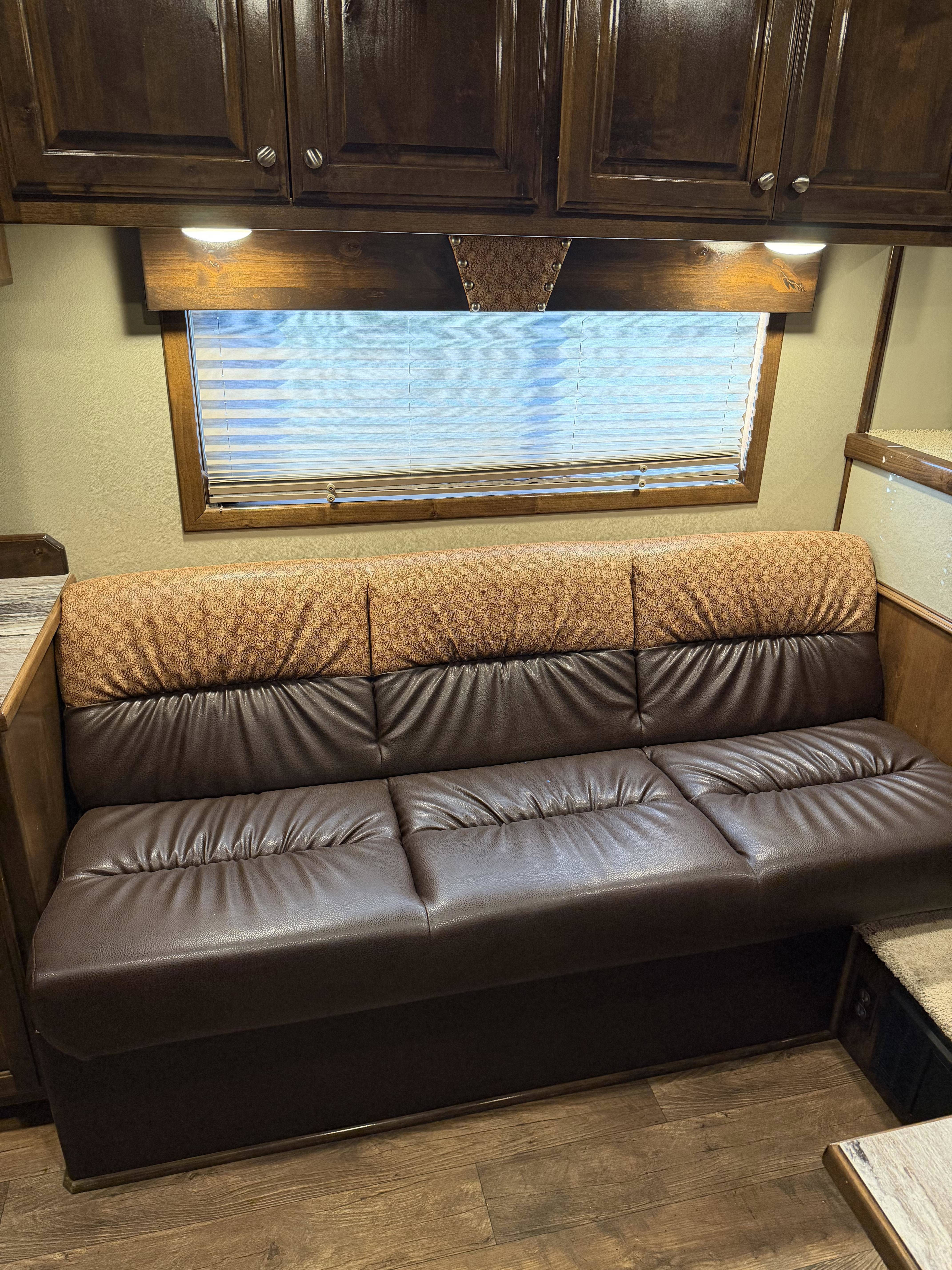 2019 Elite Trailers 4H 10' SW Living Quarter Trailers