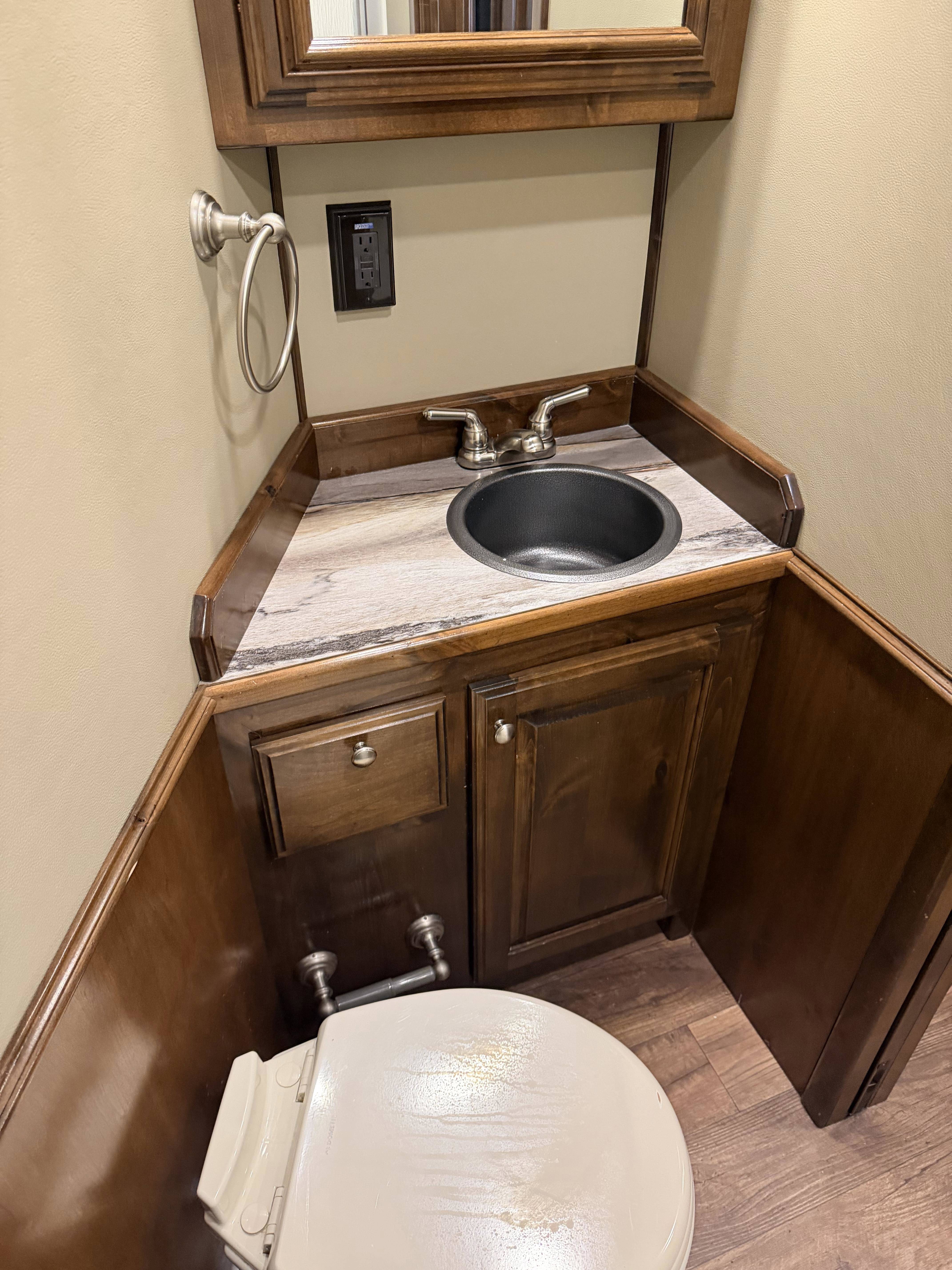 2019 Elite Trailers 4H 10' SW Living Quarter Trailers