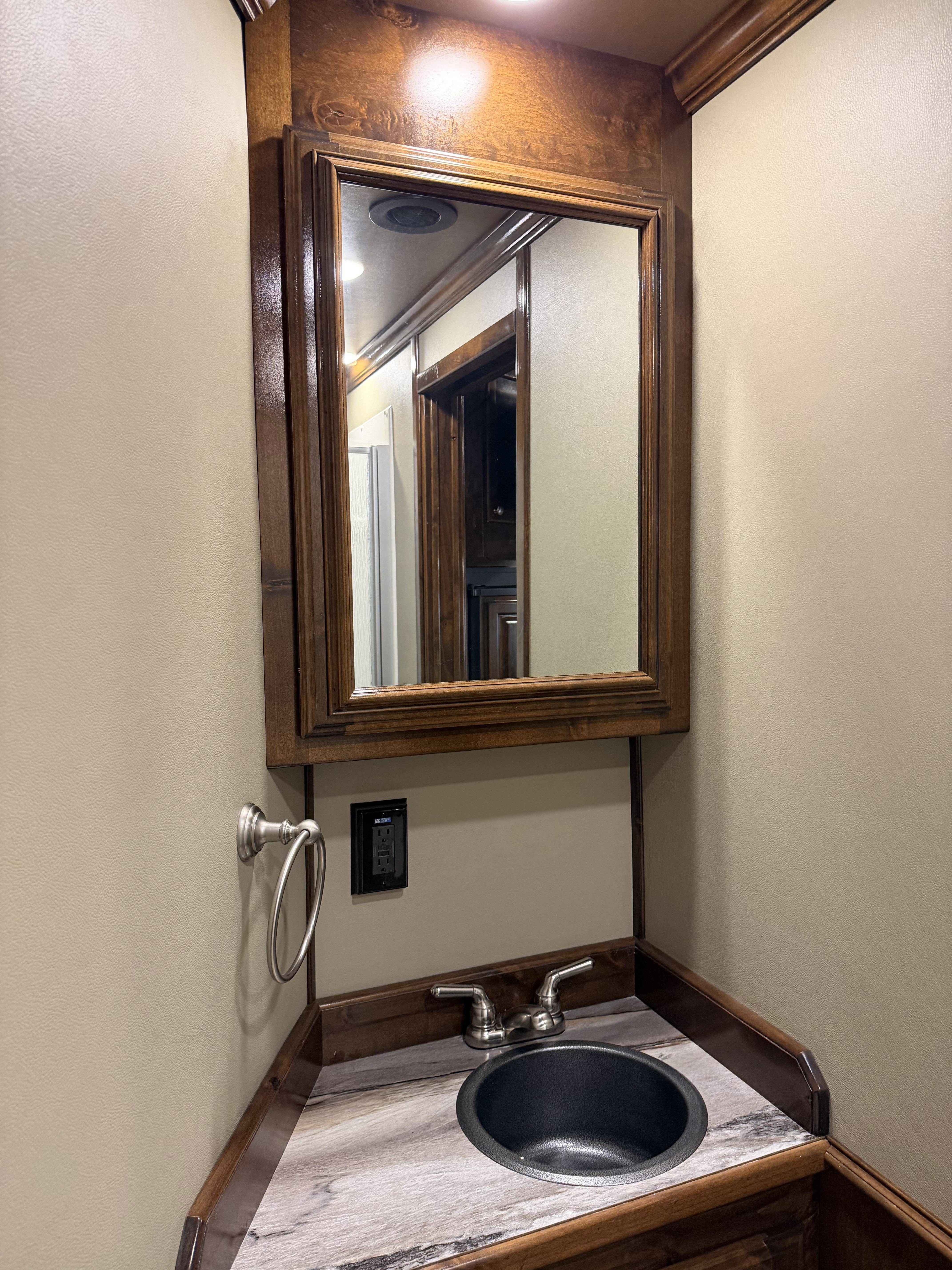 2019 Elite Trailers 4H 10' SW Living Quarter Trailers