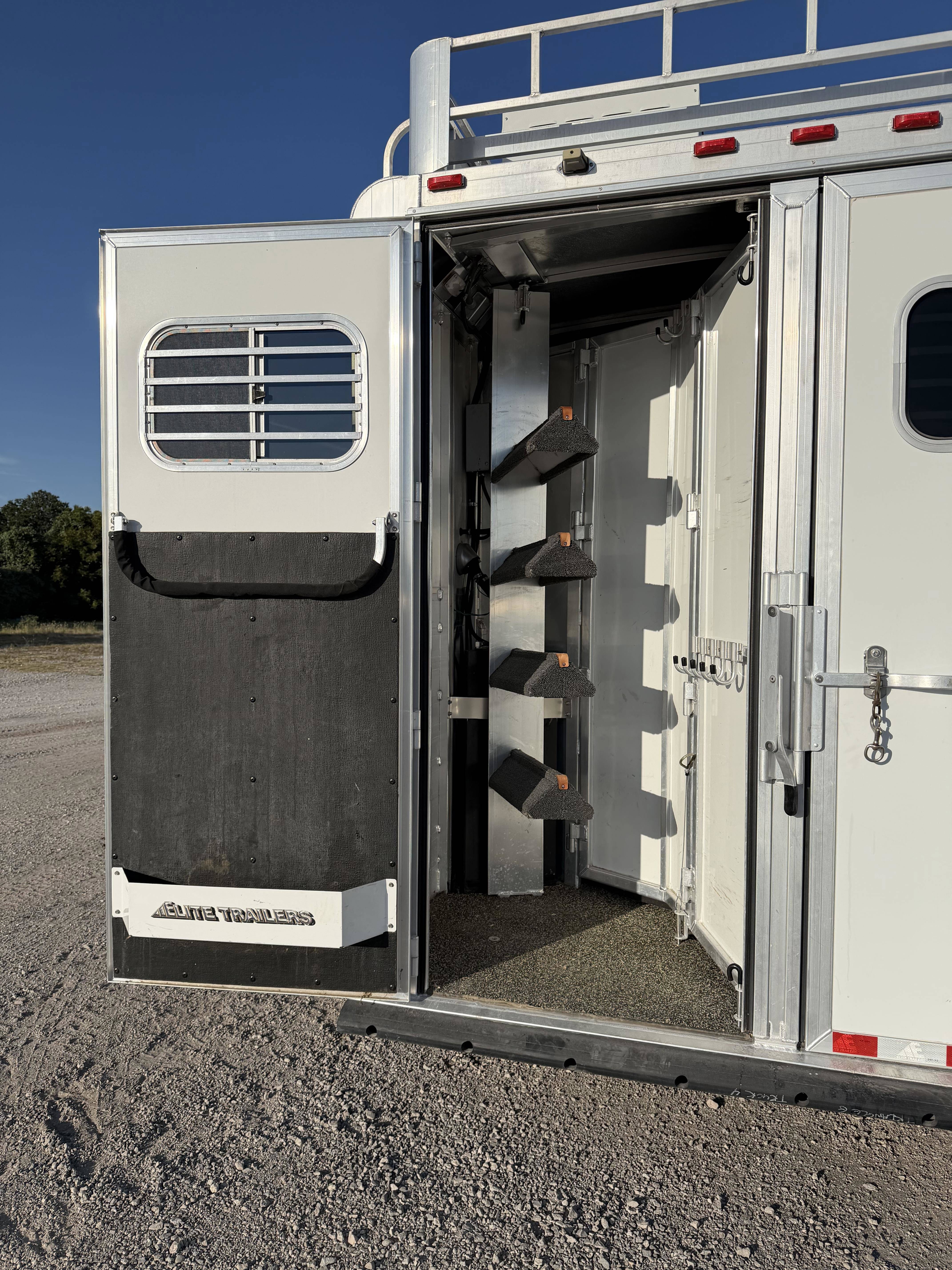 2019 Elite Trailers 4H 10' SW Living Quarter Trailers