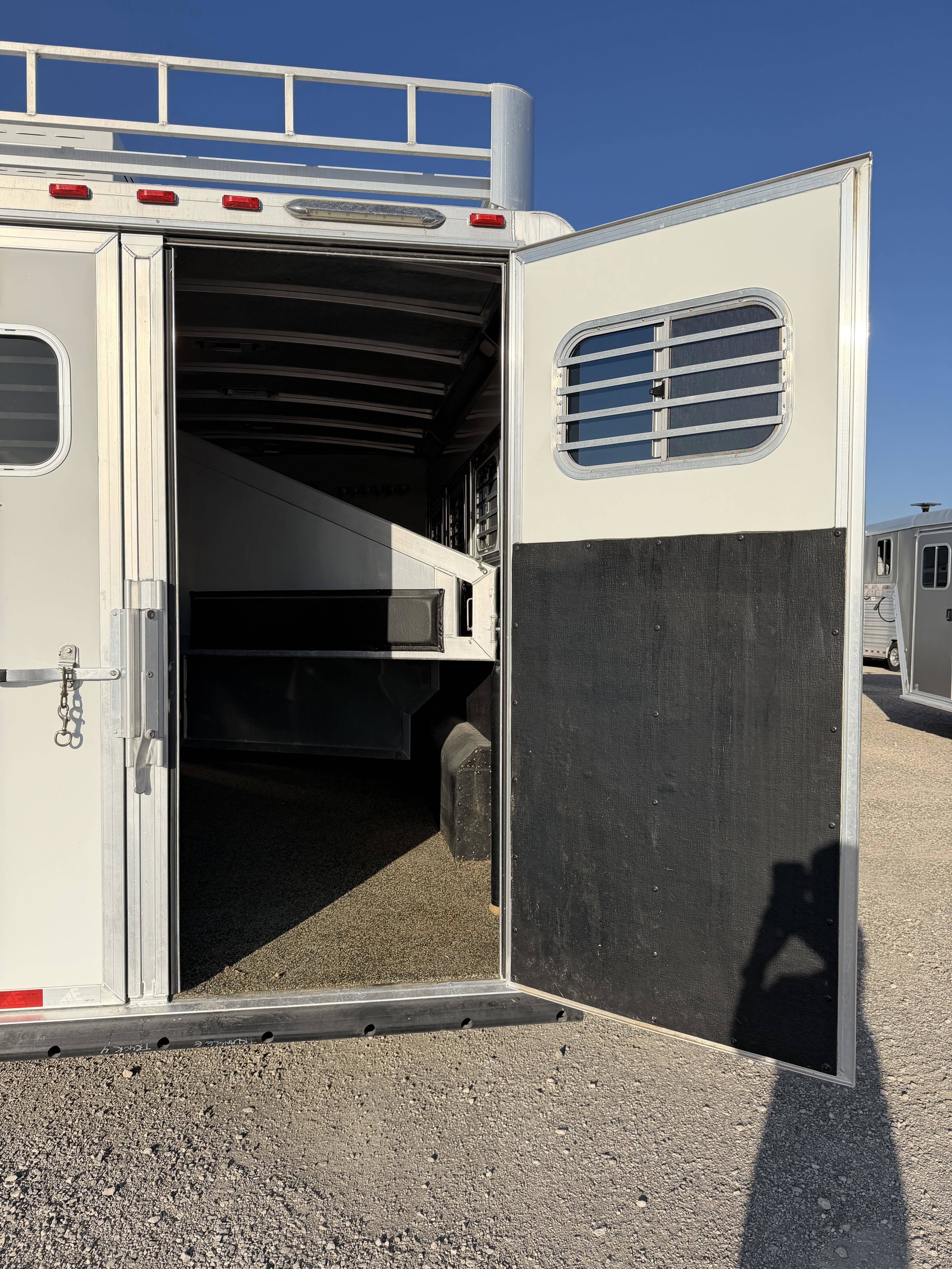 2019 Elite Trailers 4H 10' SW Living Quarter Trailers