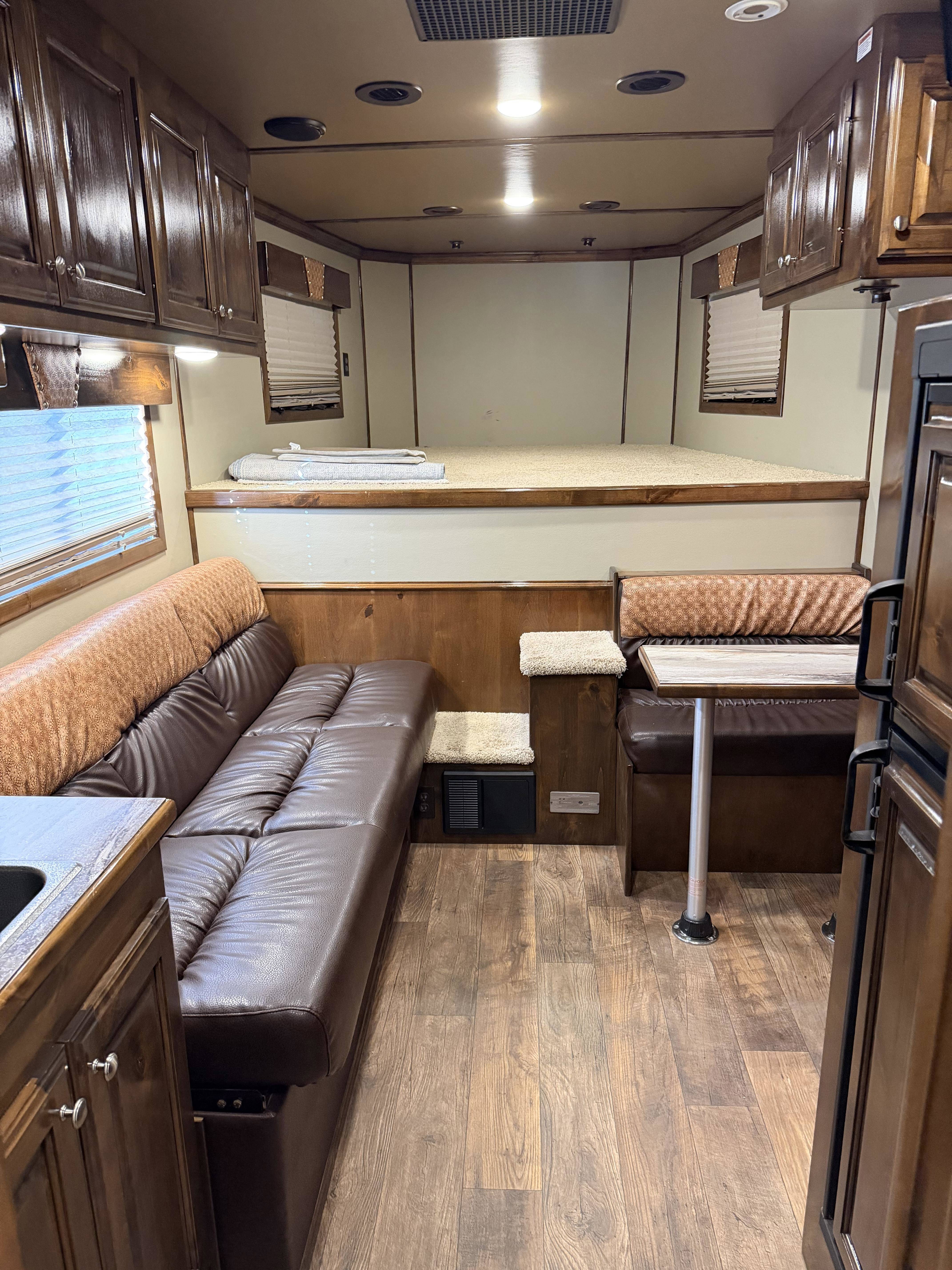 2019 Elite Trailers 4H 10' SW Living Quarter Trailers