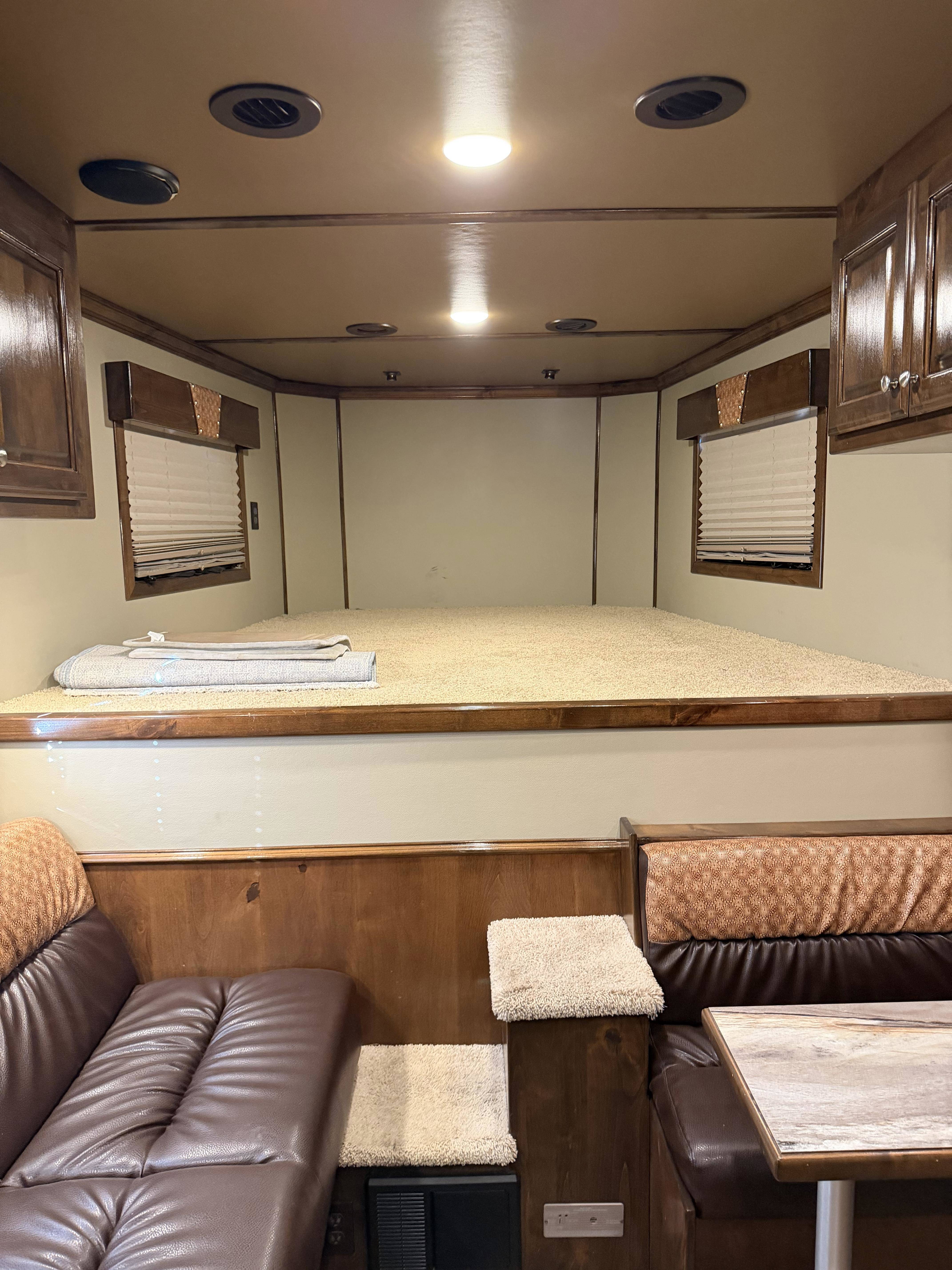 2019 Elite Trailers 4H 10' SW Living Quarter Trailers