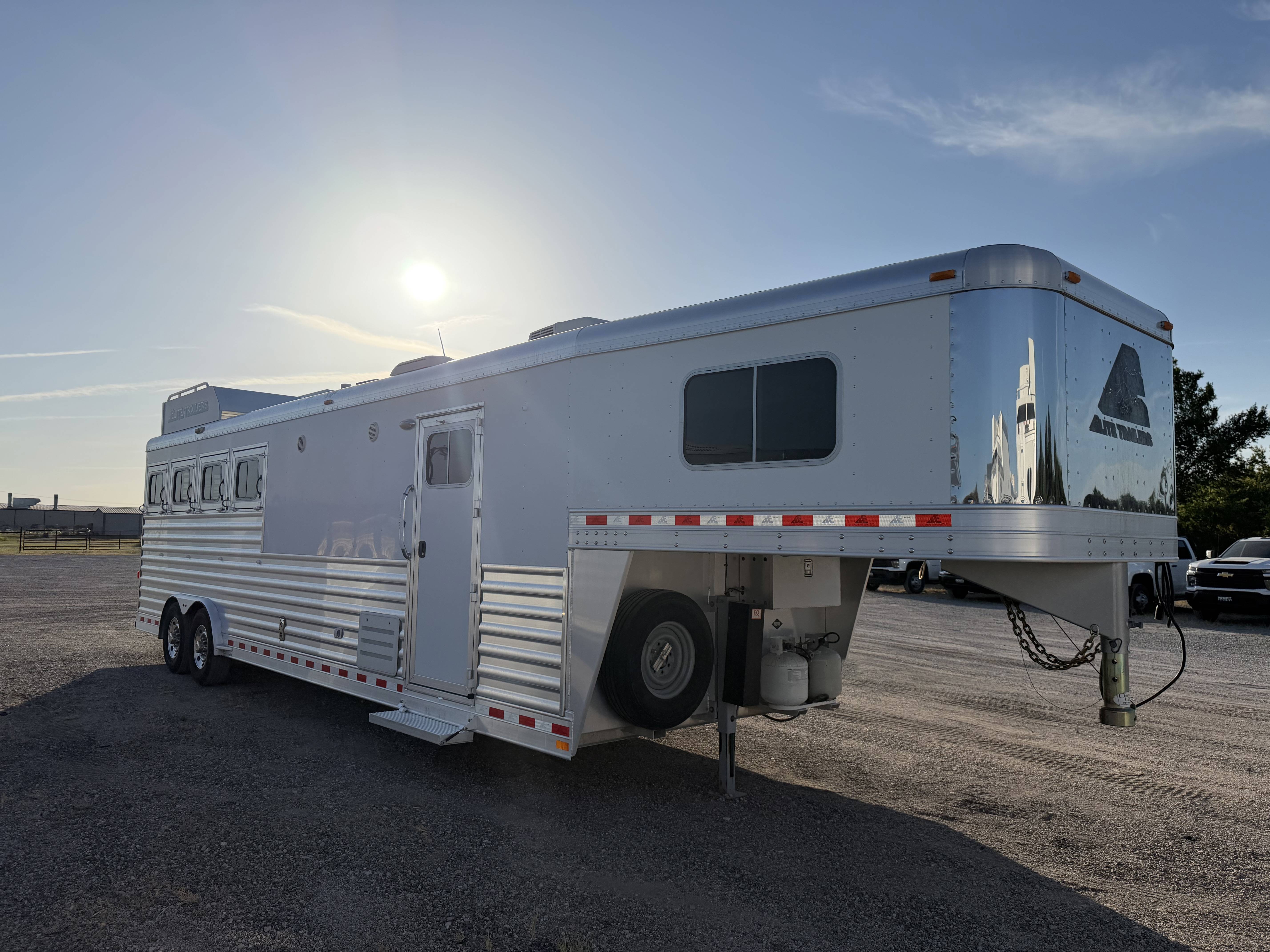 2019 Elite Trailers 4H 10' SW Living Quarter Trailers