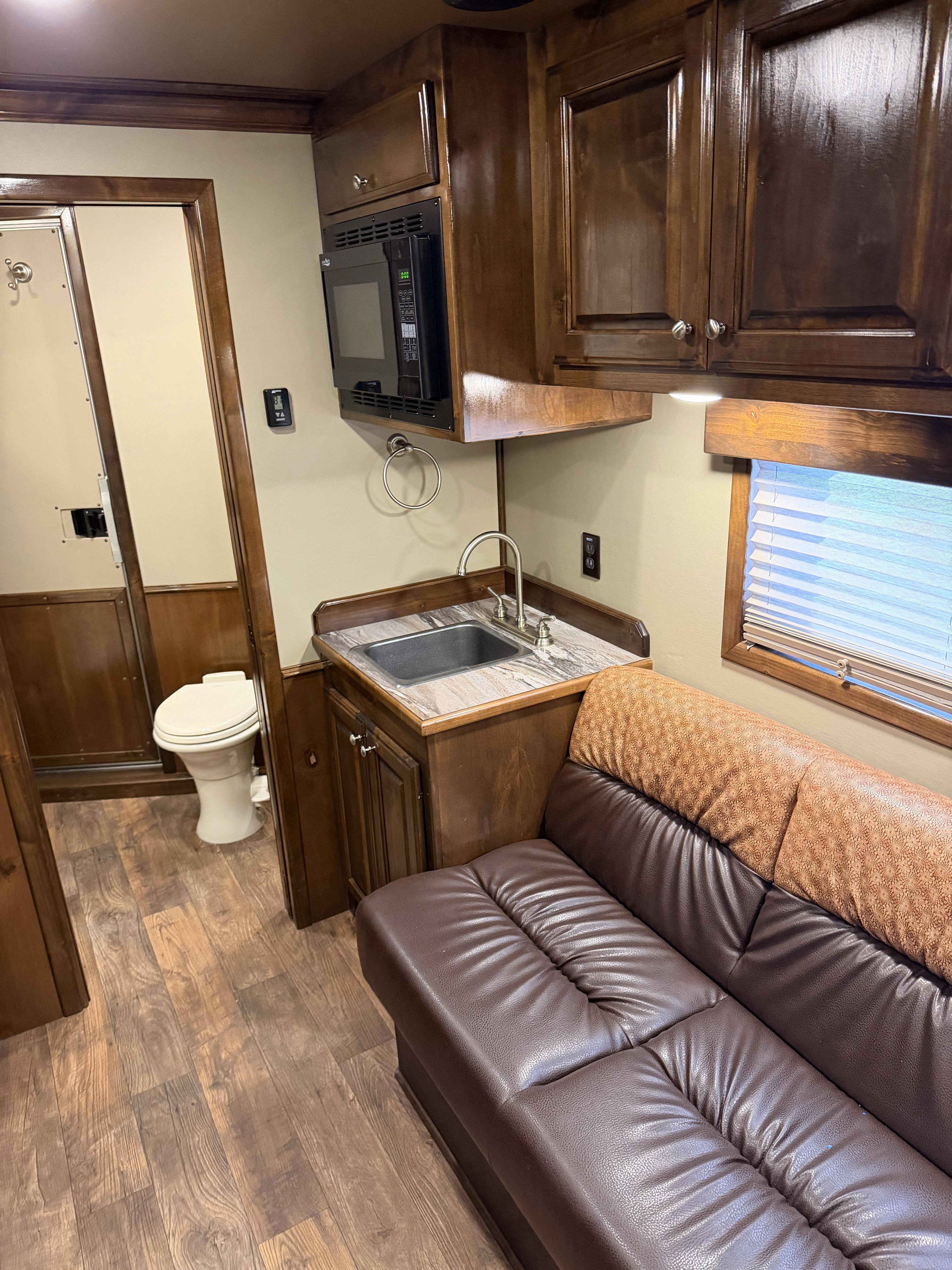 2019 Elite Trailers 4H 10' SW Living Quarter Trailers