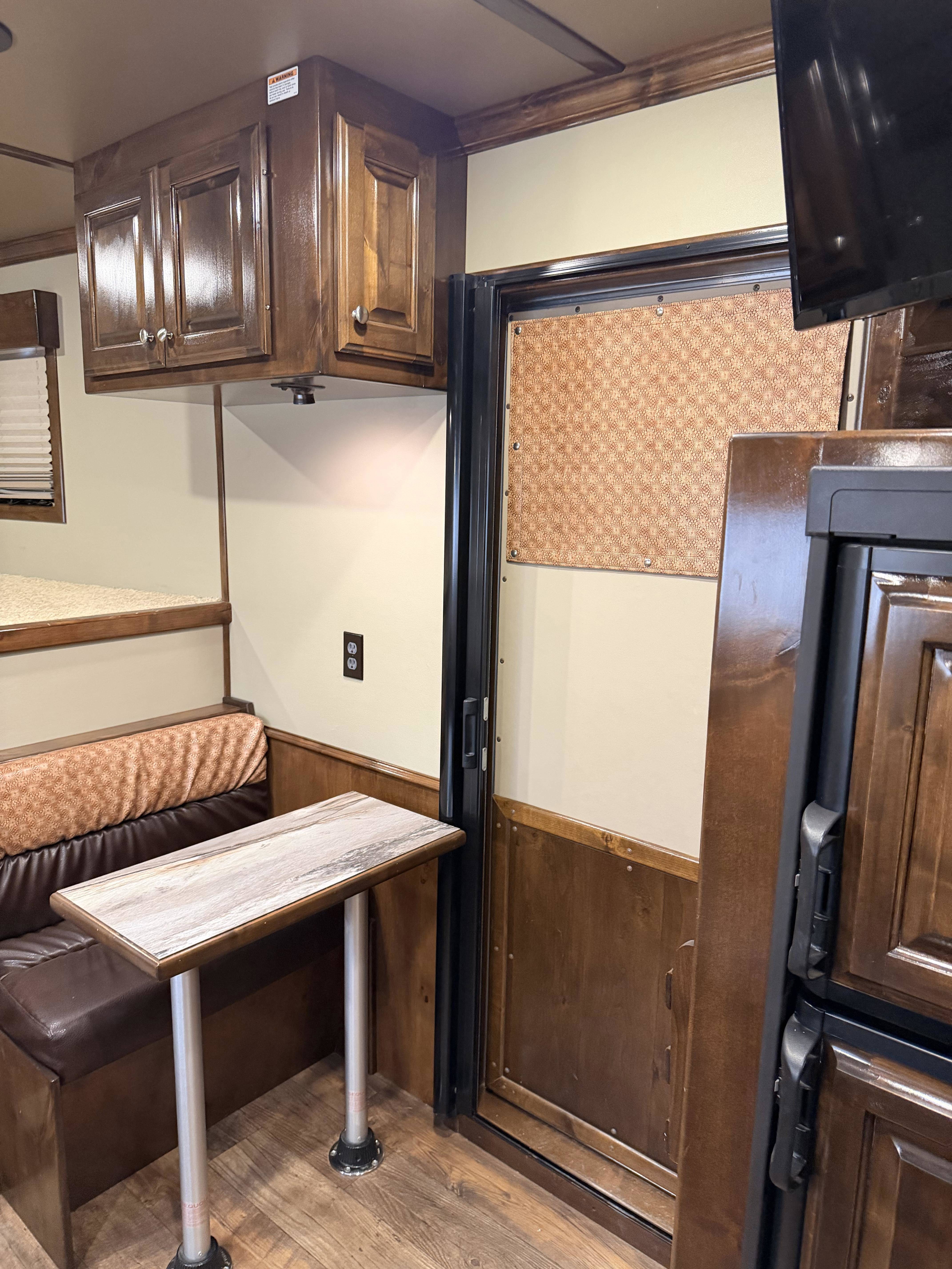 2019 Elite Trailers 4H 10' SW Living Quarter Trailers