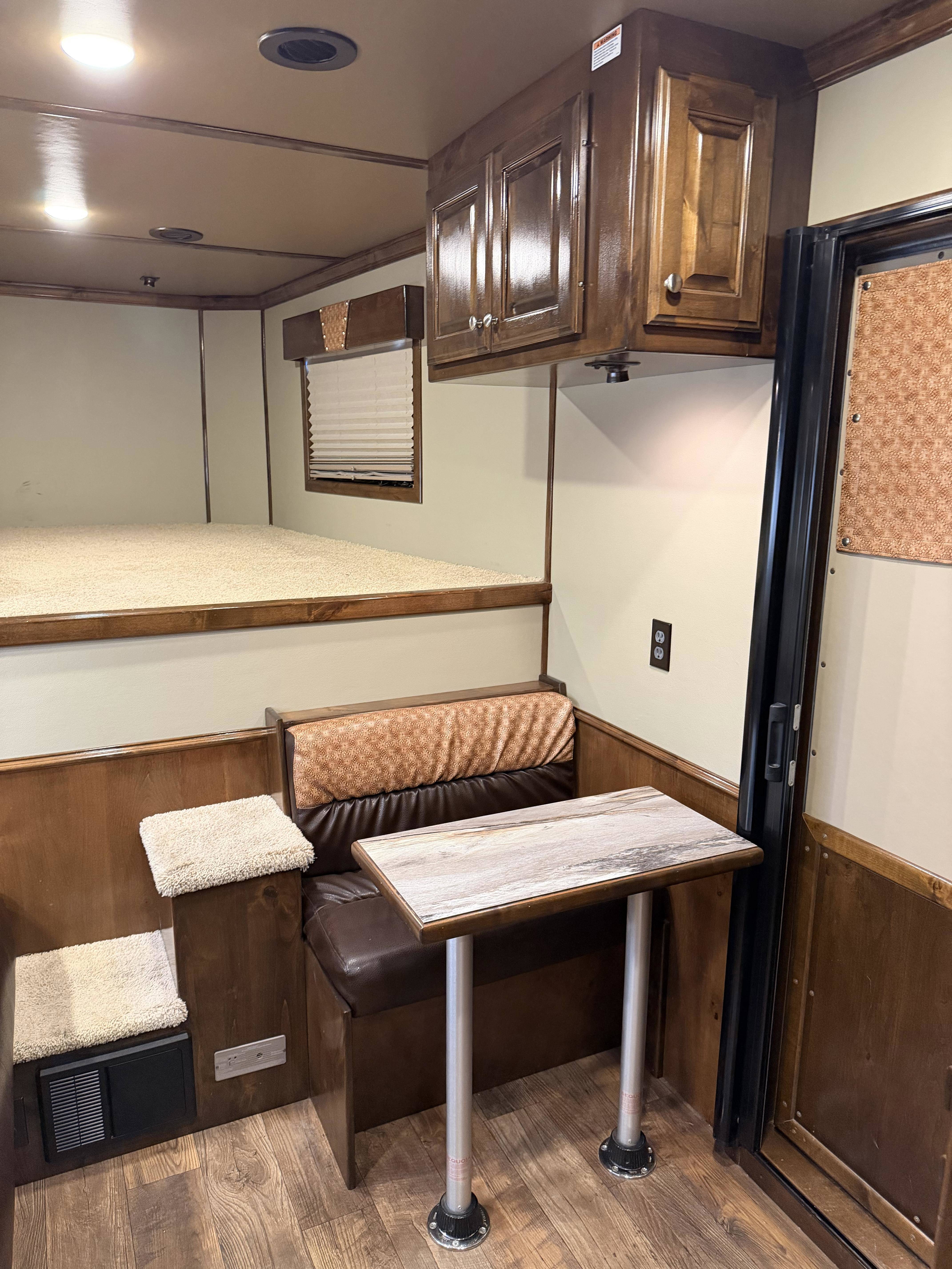 2019 Elite Trailers 4H 10' SW Living Quarter Trailers