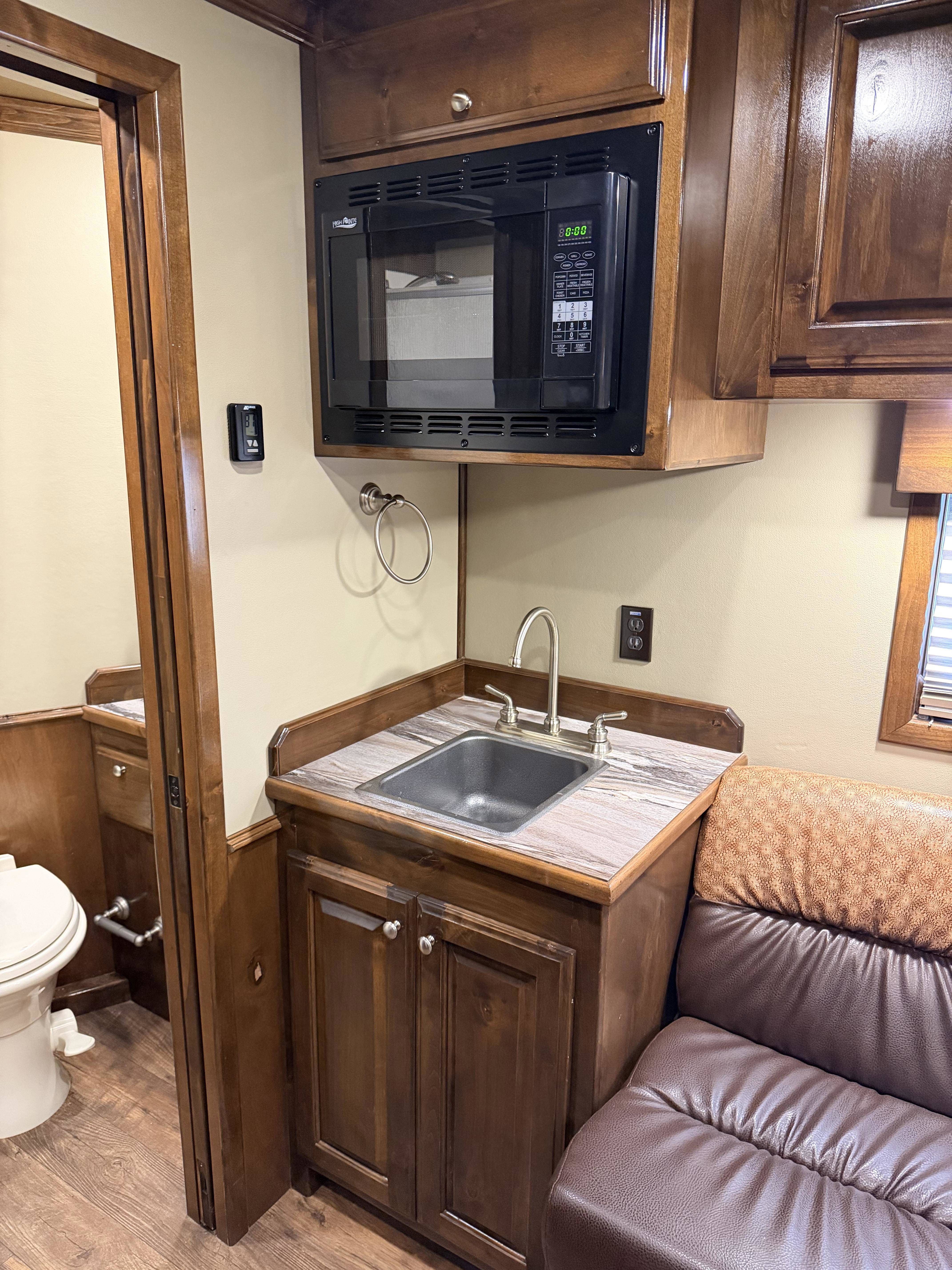 2019 Elite Trailers 4H 10' SW Living Quarter Trailers