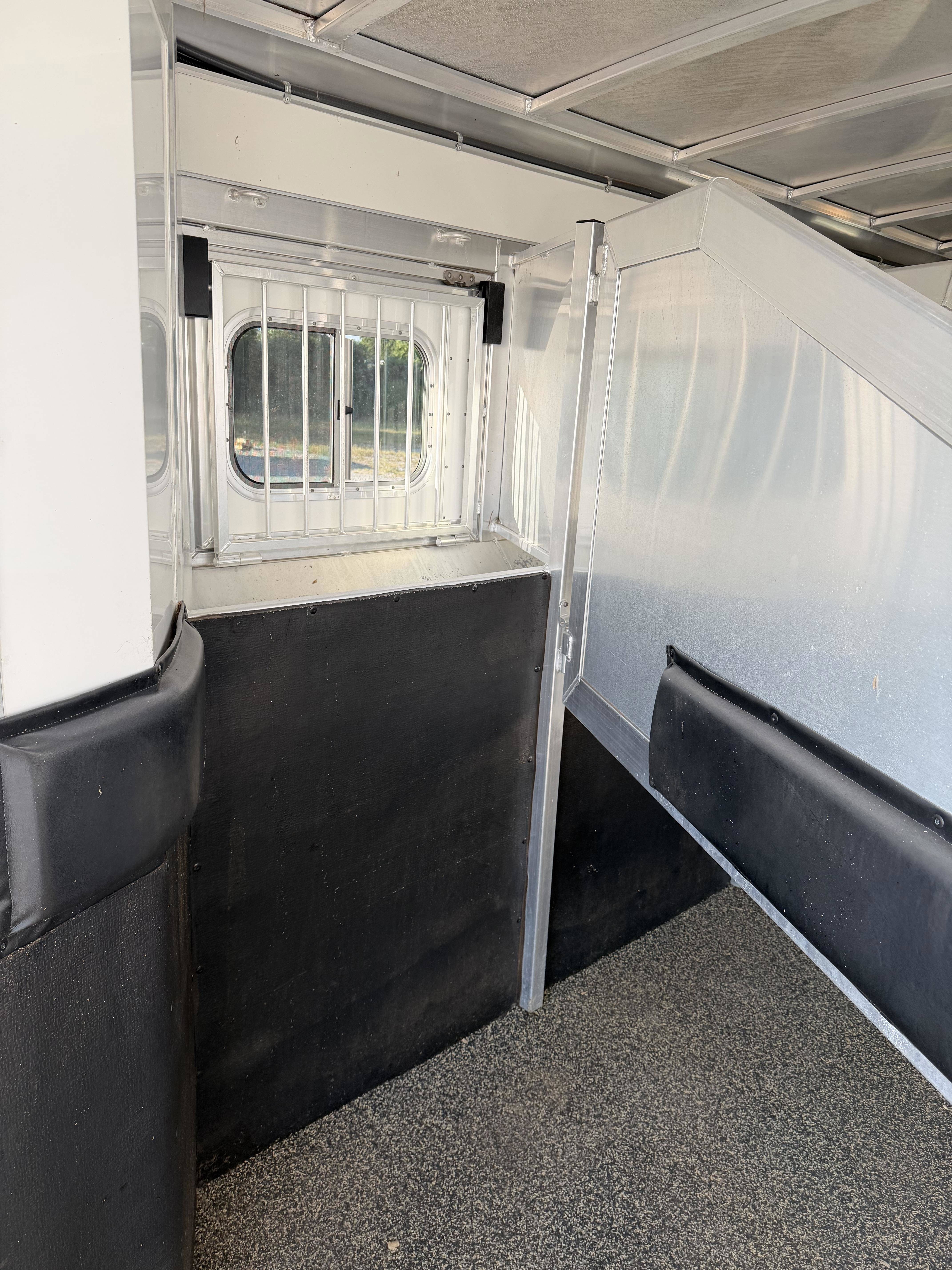 2019 Elite Trailers 4H 10' SW Living Quarter Trailers