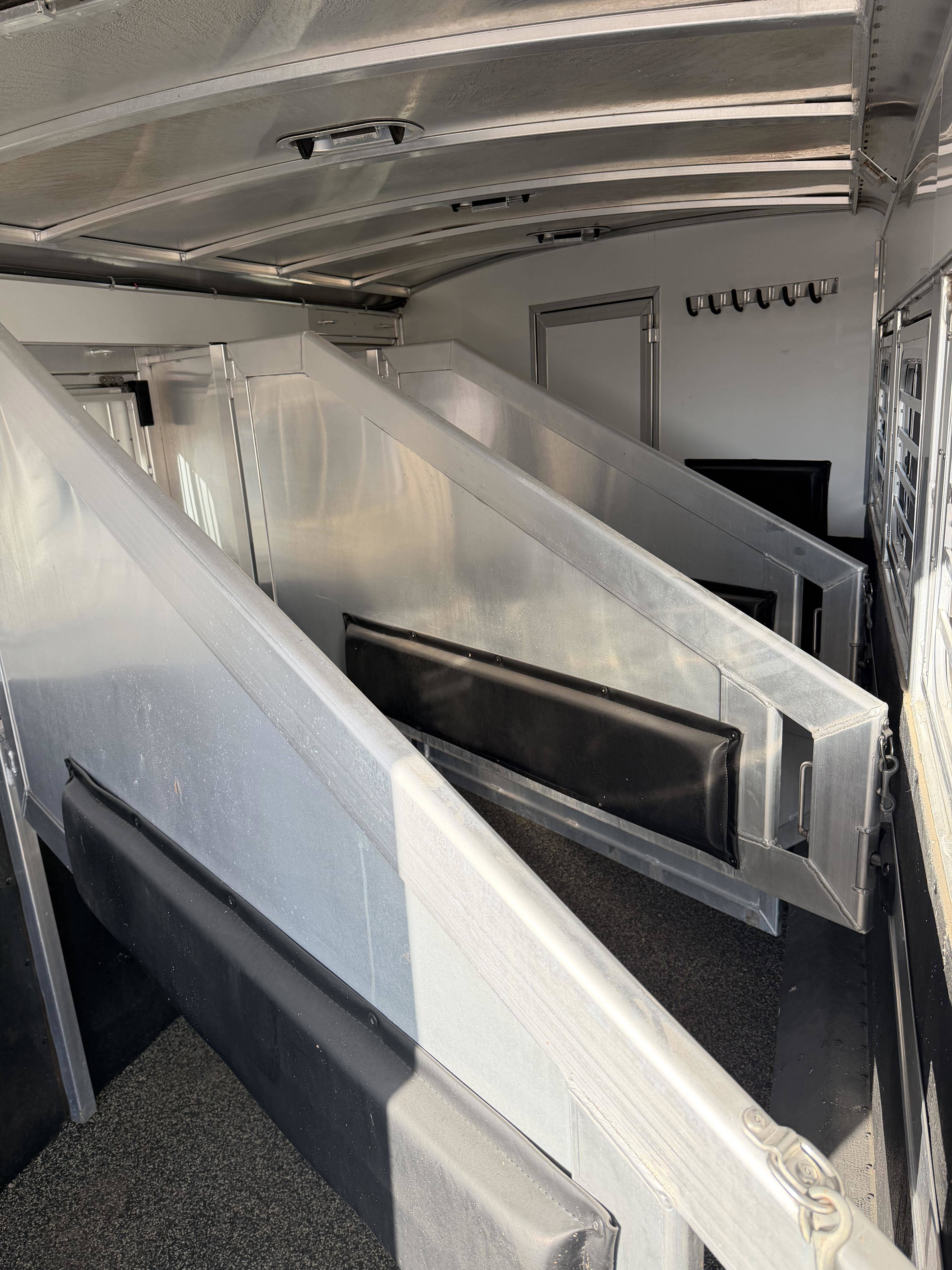 2019 Elite Trailers 4H 10' SW Living Quarter Trailers