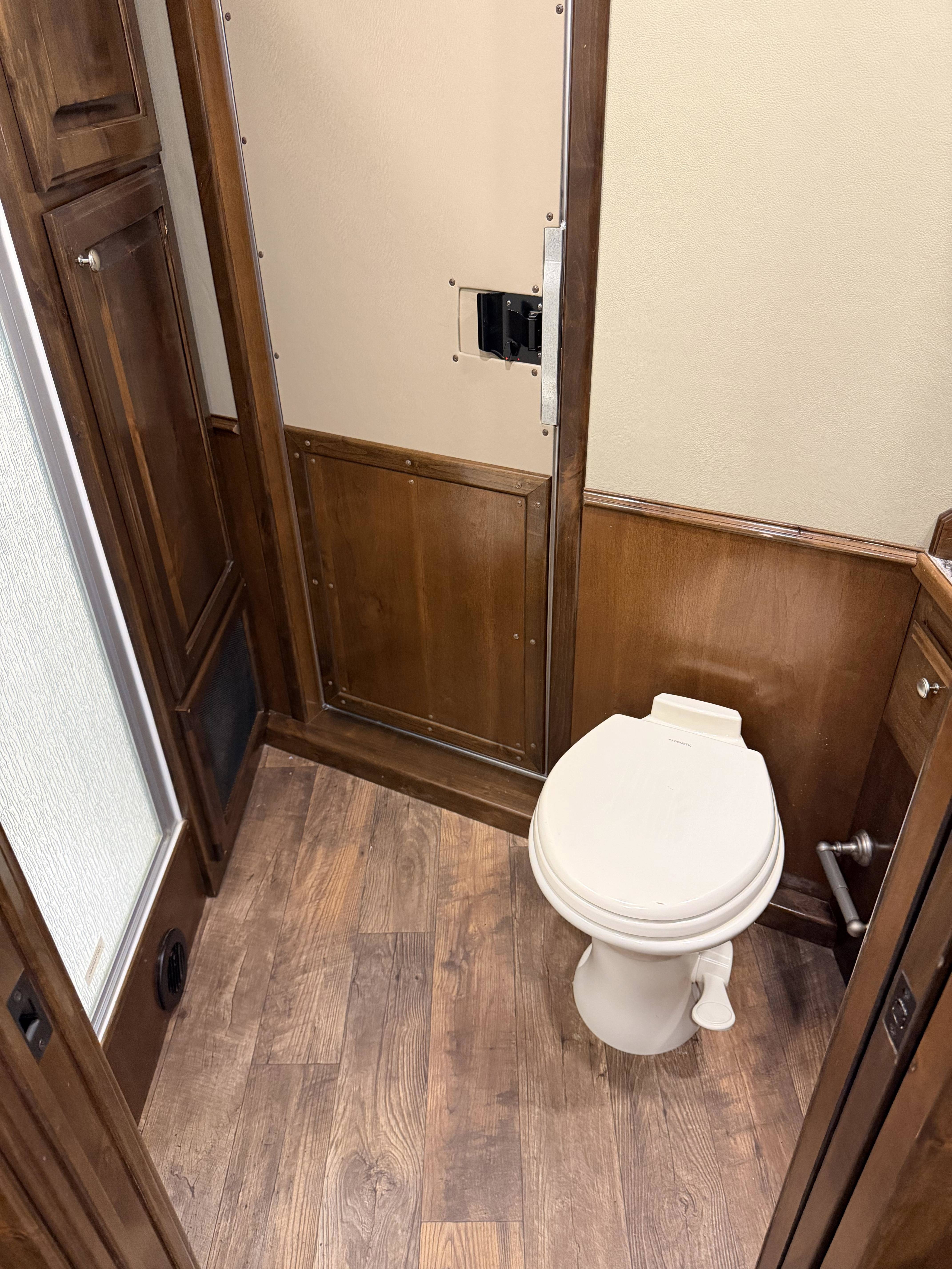 2019 Elite Trailers 4H 10' SW Living Quarter Trailers