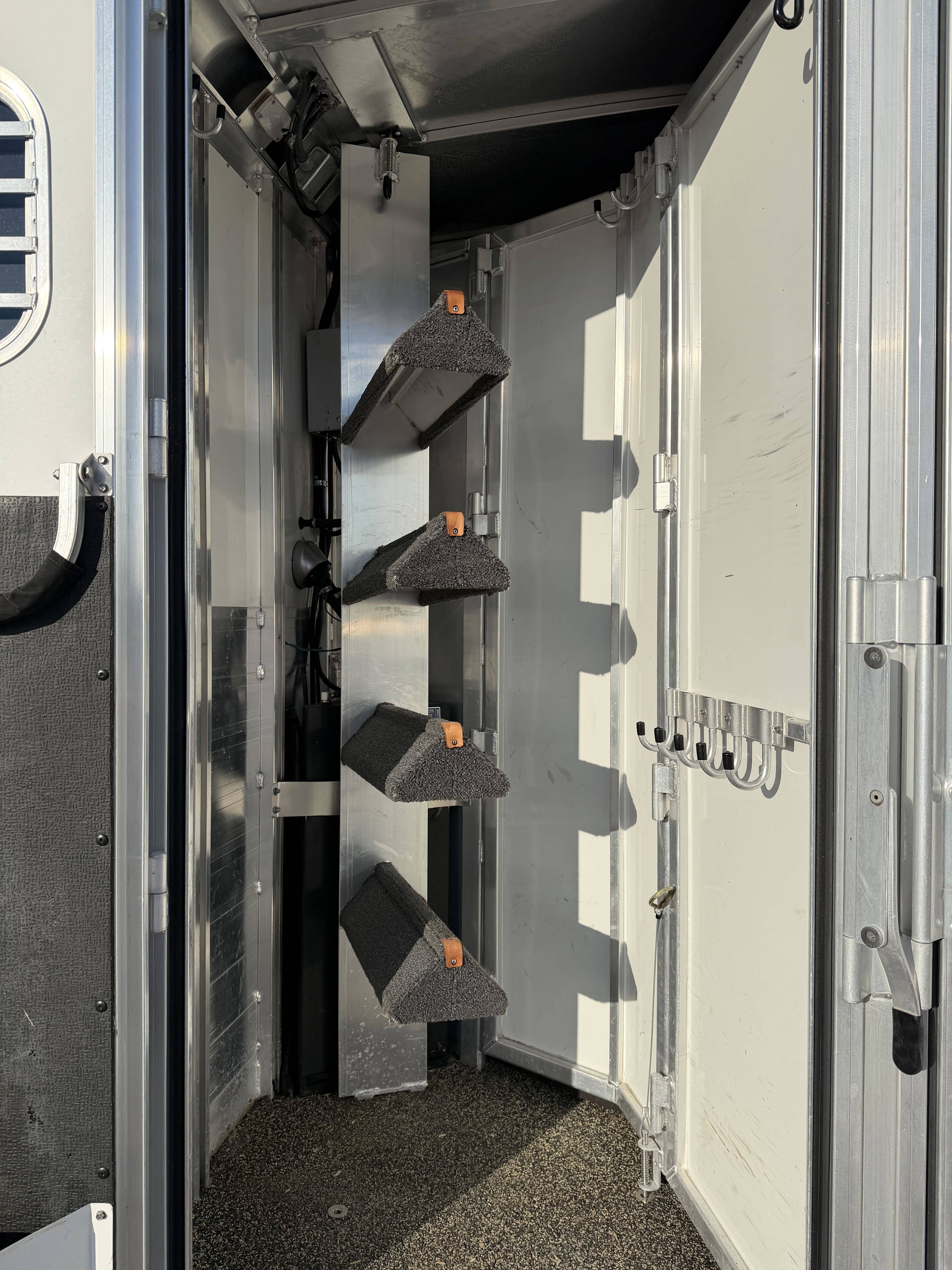 2019 Elite Trailers 4H 10' SW Living Quarter Trailers