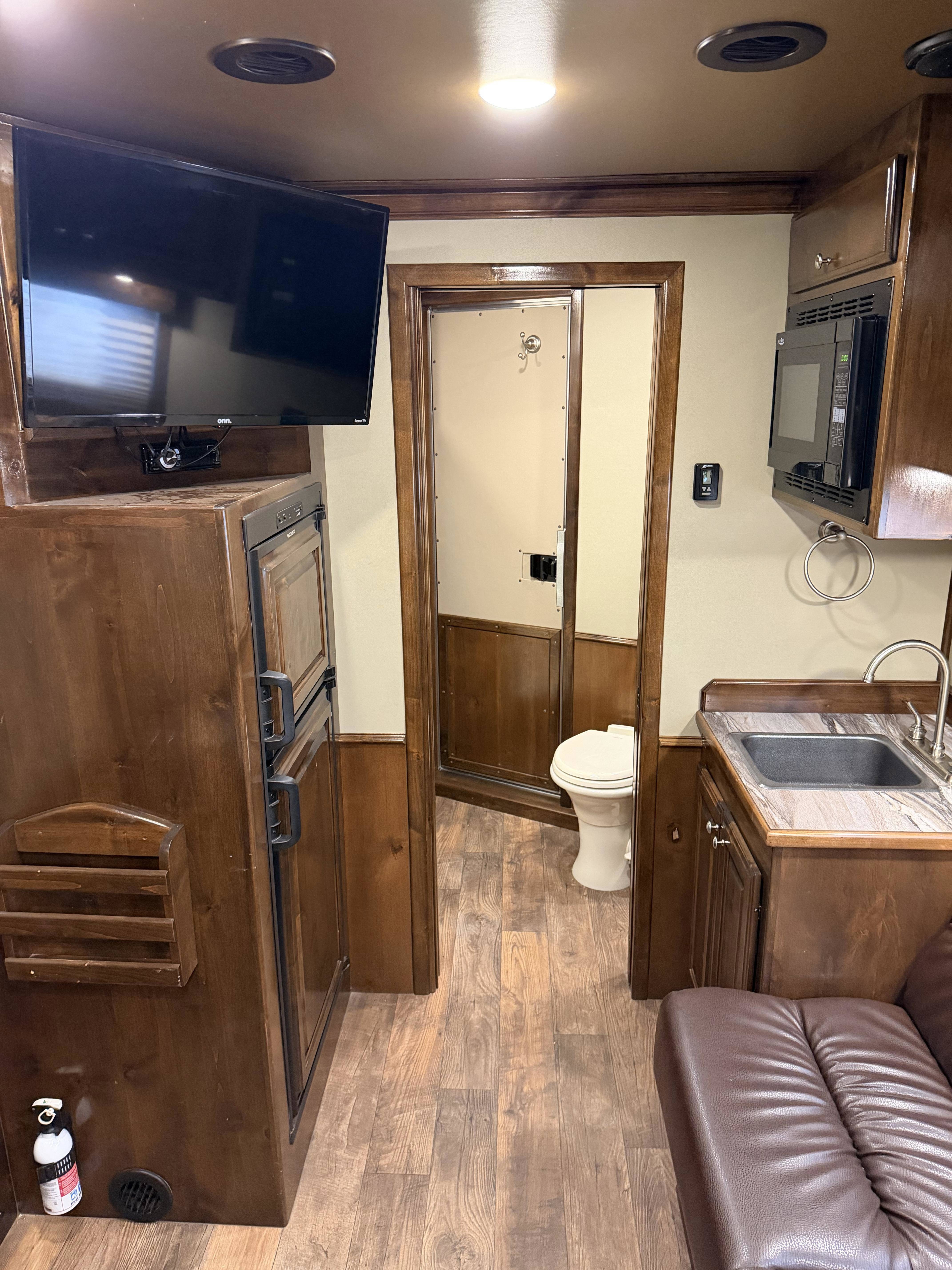 2019 Elite Trailers 4H 10' SW Living Quarter Trailers