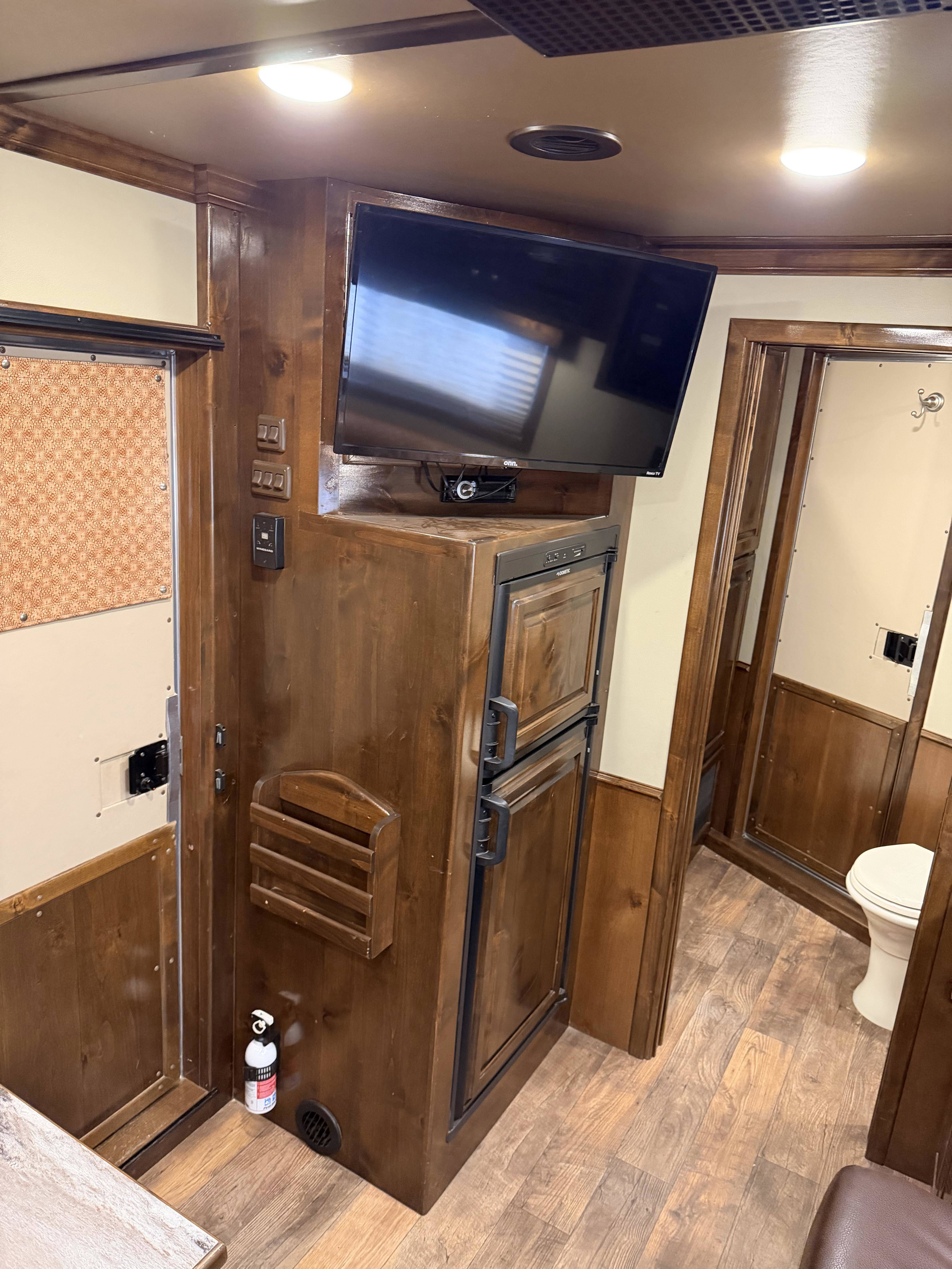2019 Elite Trailers 4H 10' SW Living Quarter Trailers