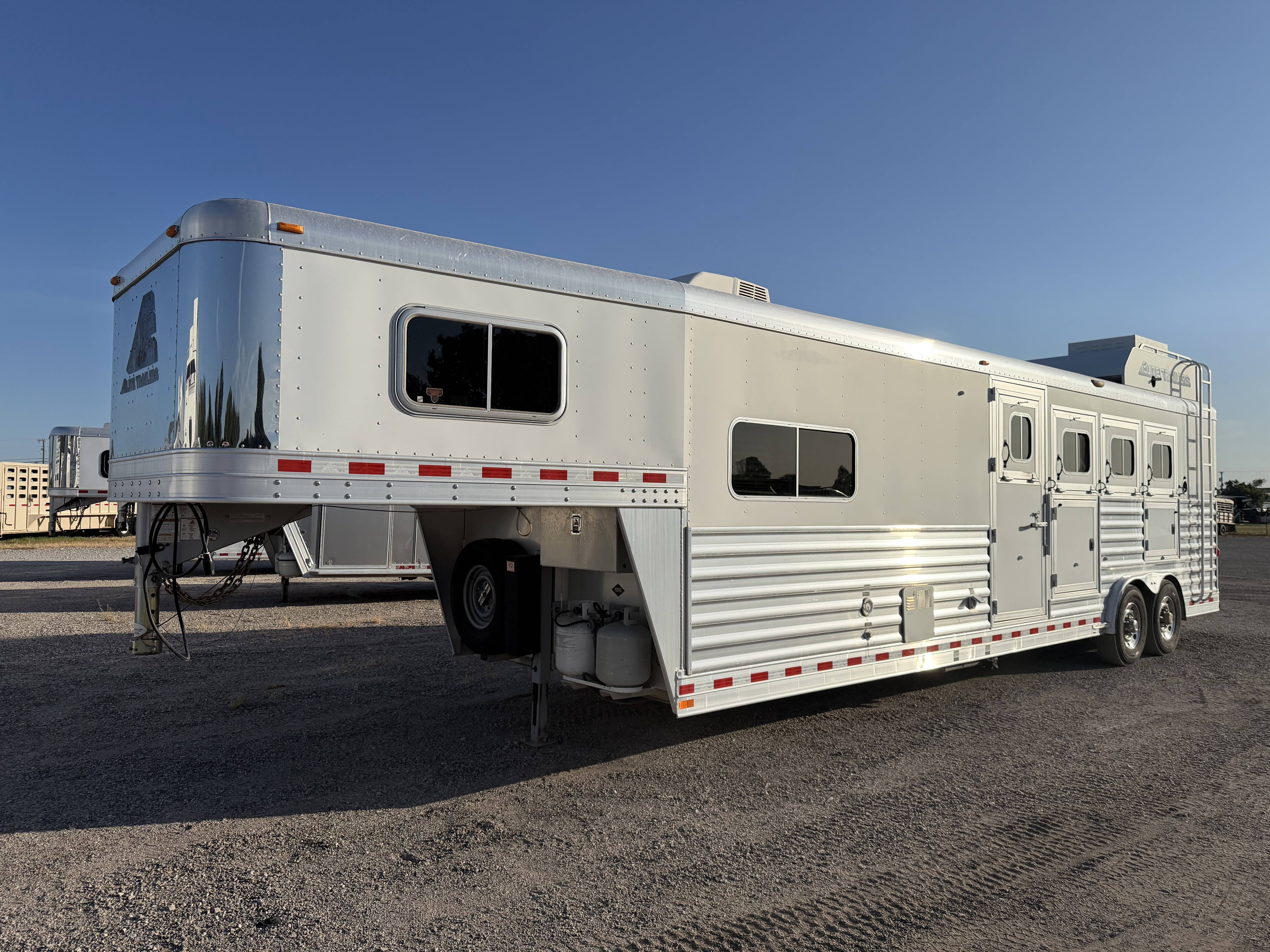 2019 Elite Trailers 4H 10' SW Living Quarter Trailers