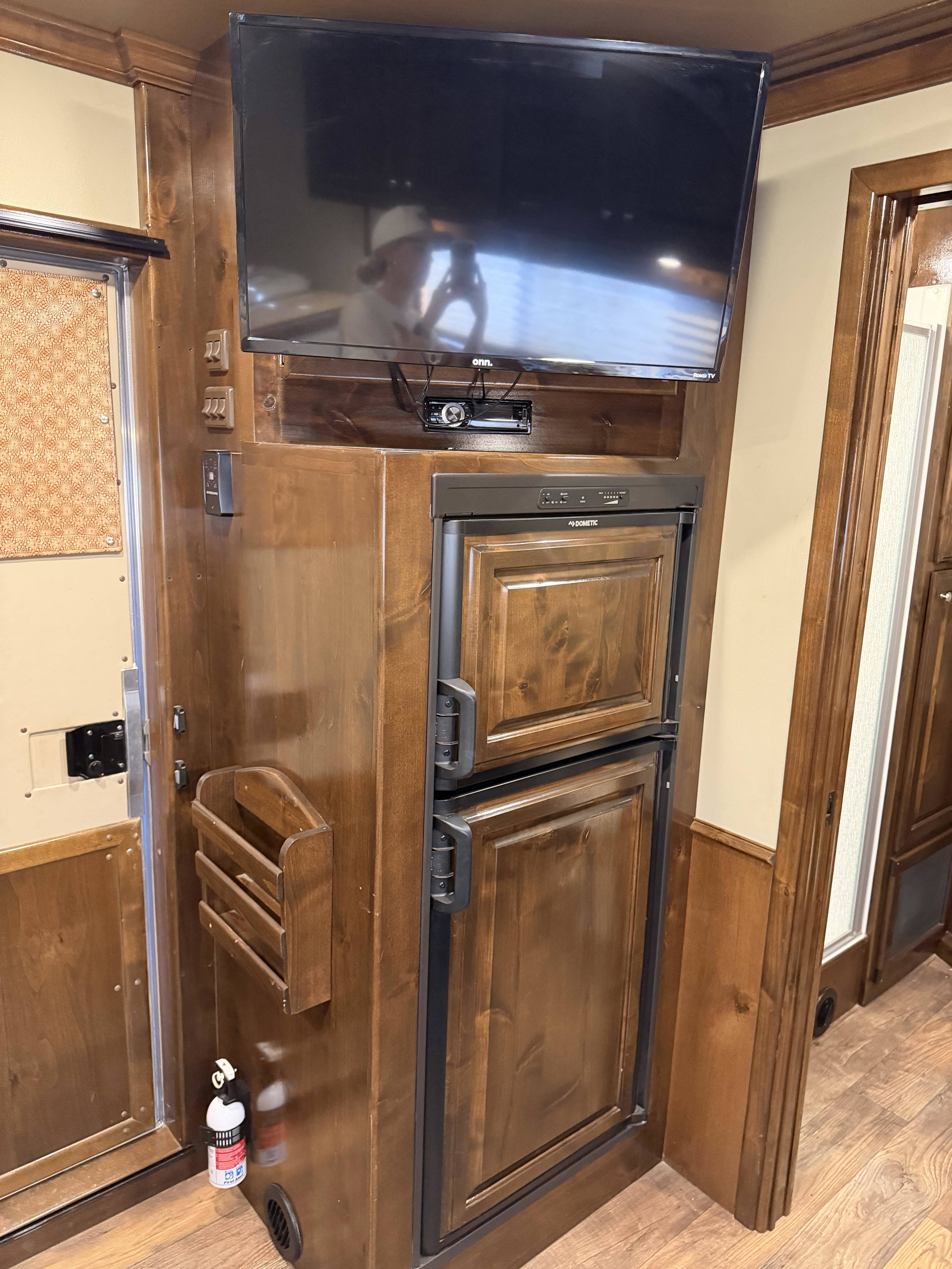 2019 Elite Trailers 4H 10' SW Living Quarter Trailers