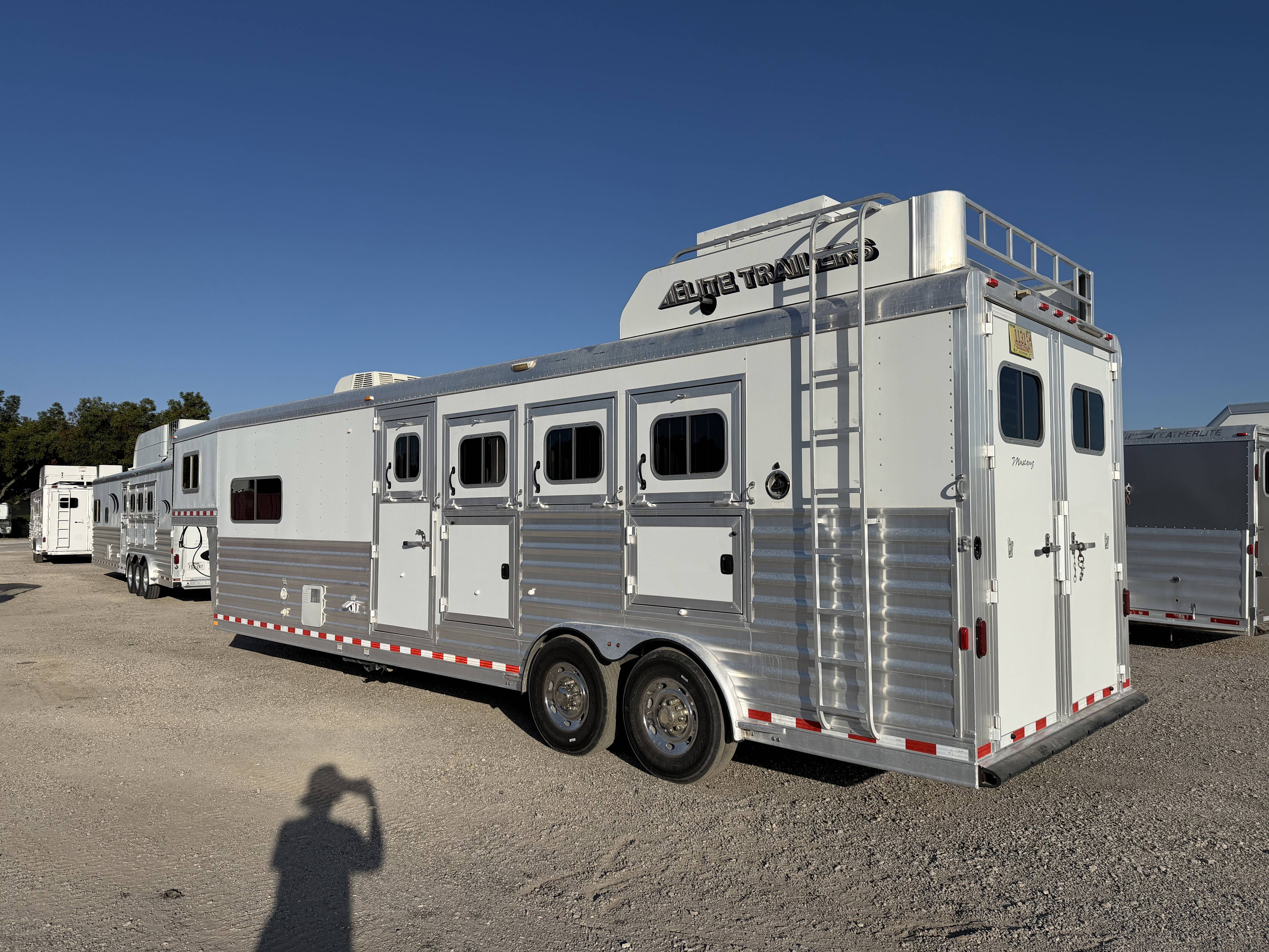2019 Elite Trailers 4H 10' SW Living Quarter Trailers