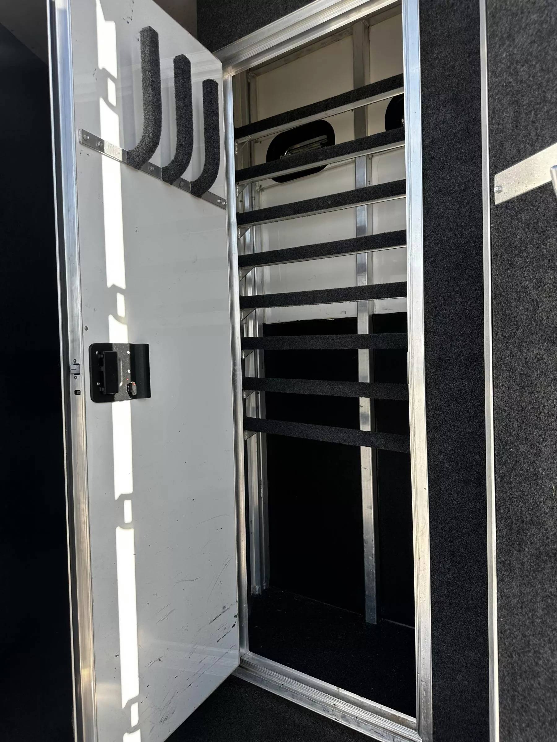 2023 4 Star Trailers 5H 13'6 SW Slide Out Side Load Integrated Pod Horse Trailer Living Quarter Trailers