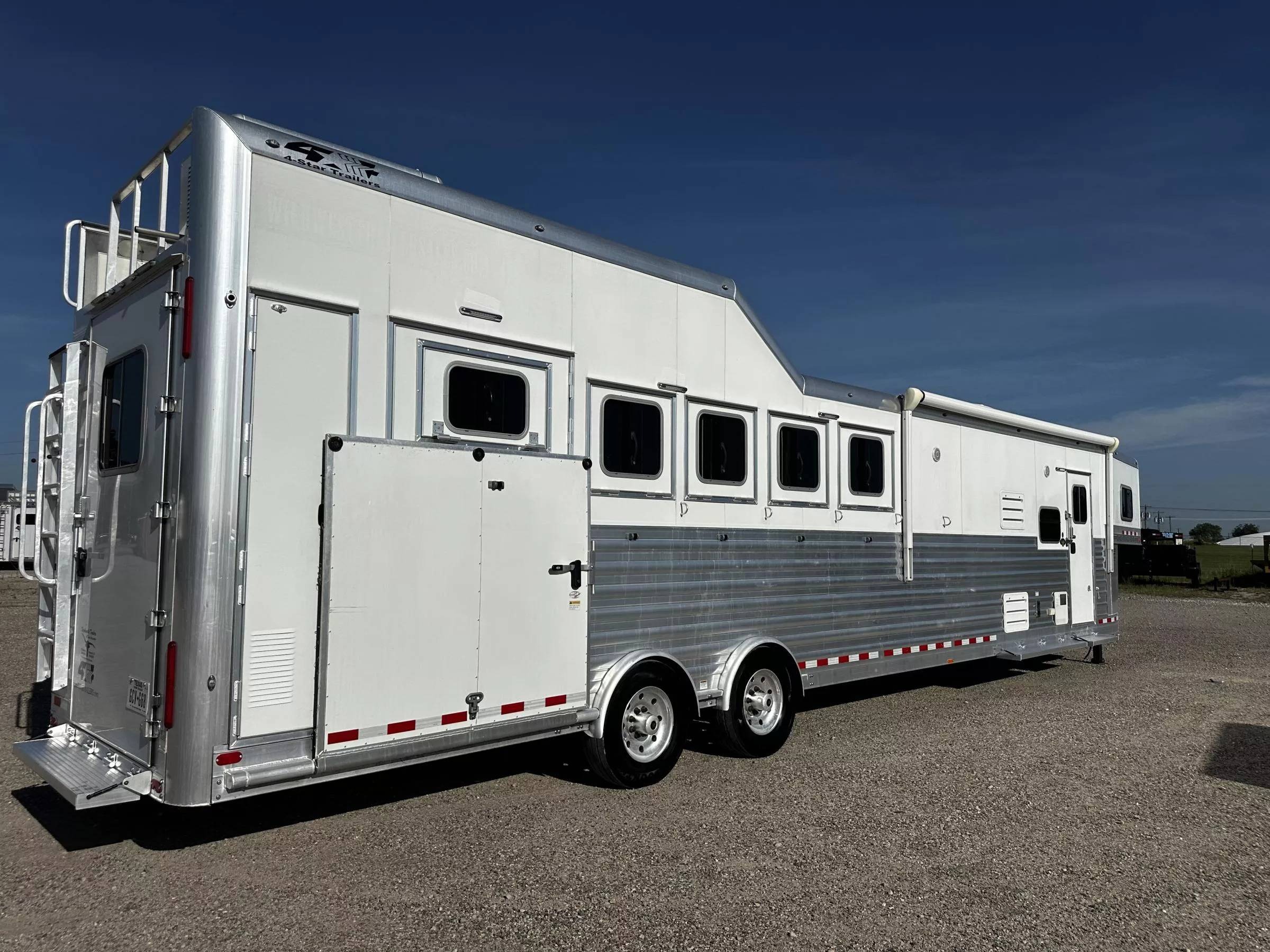 2023 4 Star Trailers 5H 13'6 SW Slide Out Side Load Integrated Pod Horse Trailer Living Quarter Trailers