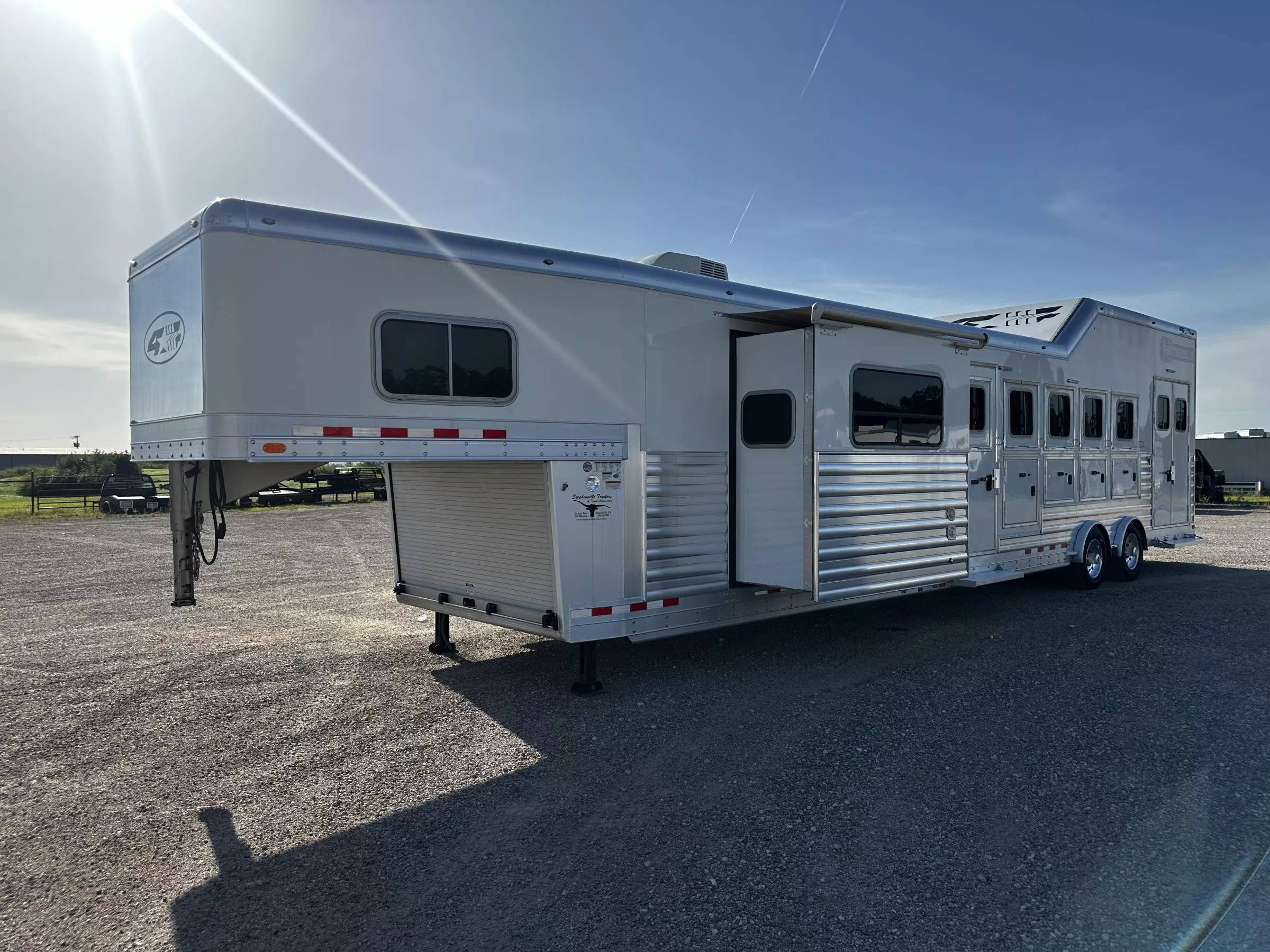 2023 4 Star Trailers 5H 13'6 SW Slide Out Side Load Integrated Pod Horse Trailer Living Quarter Trailers