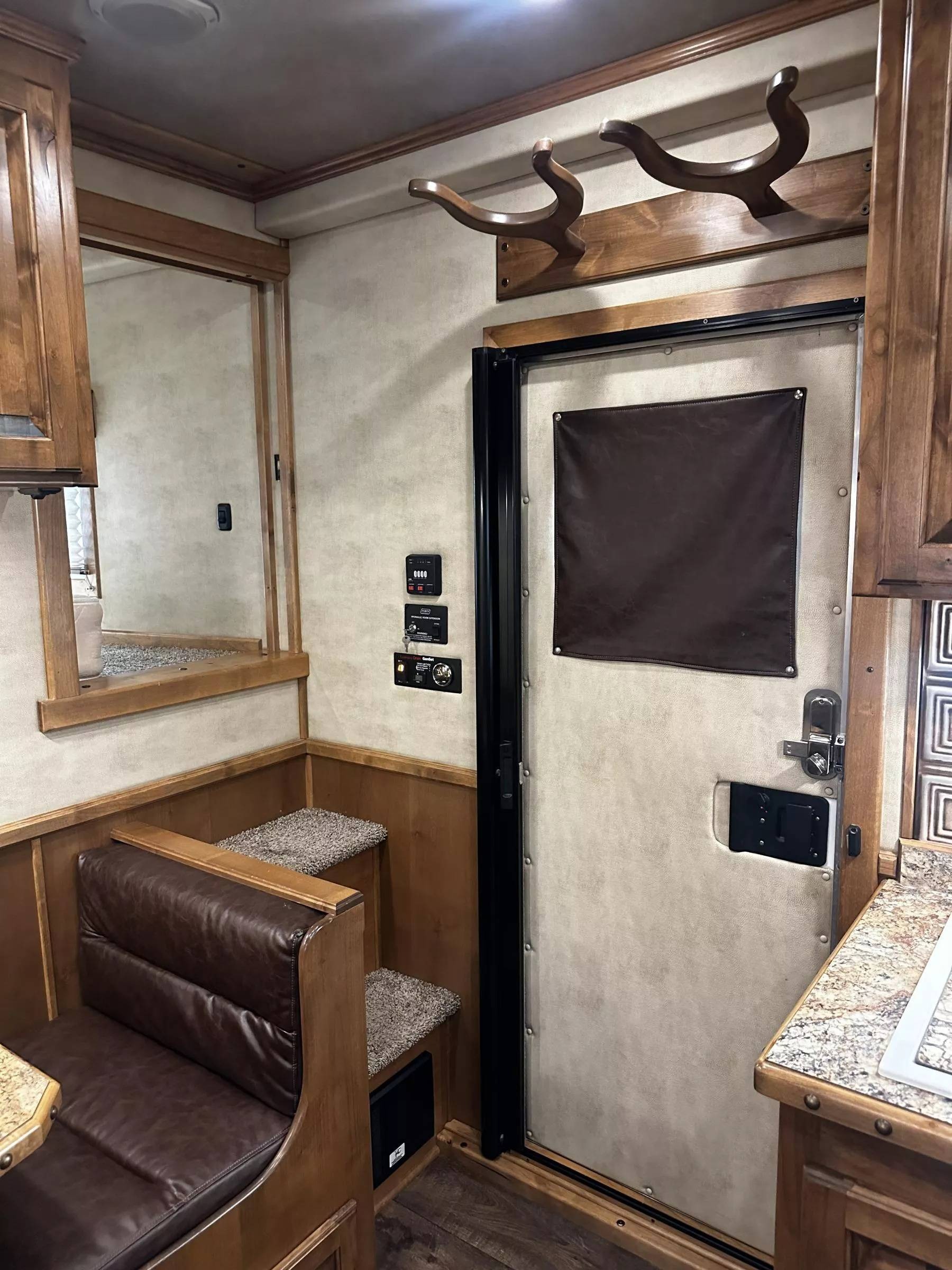 2023 4 Star Trailers 5H 13'6 SW Slide Out Side Load Integrated Pod Horse Trailer Living Quarter Trailers