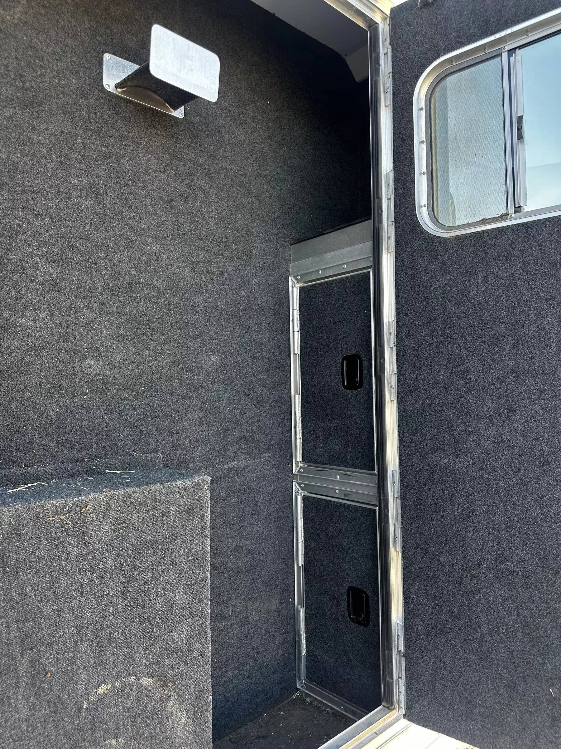 2023 4 Star Trailers 5H 13'6 SW Slide Out Side Load Integrated Pod Horse Trailer Living Quarter Trailers