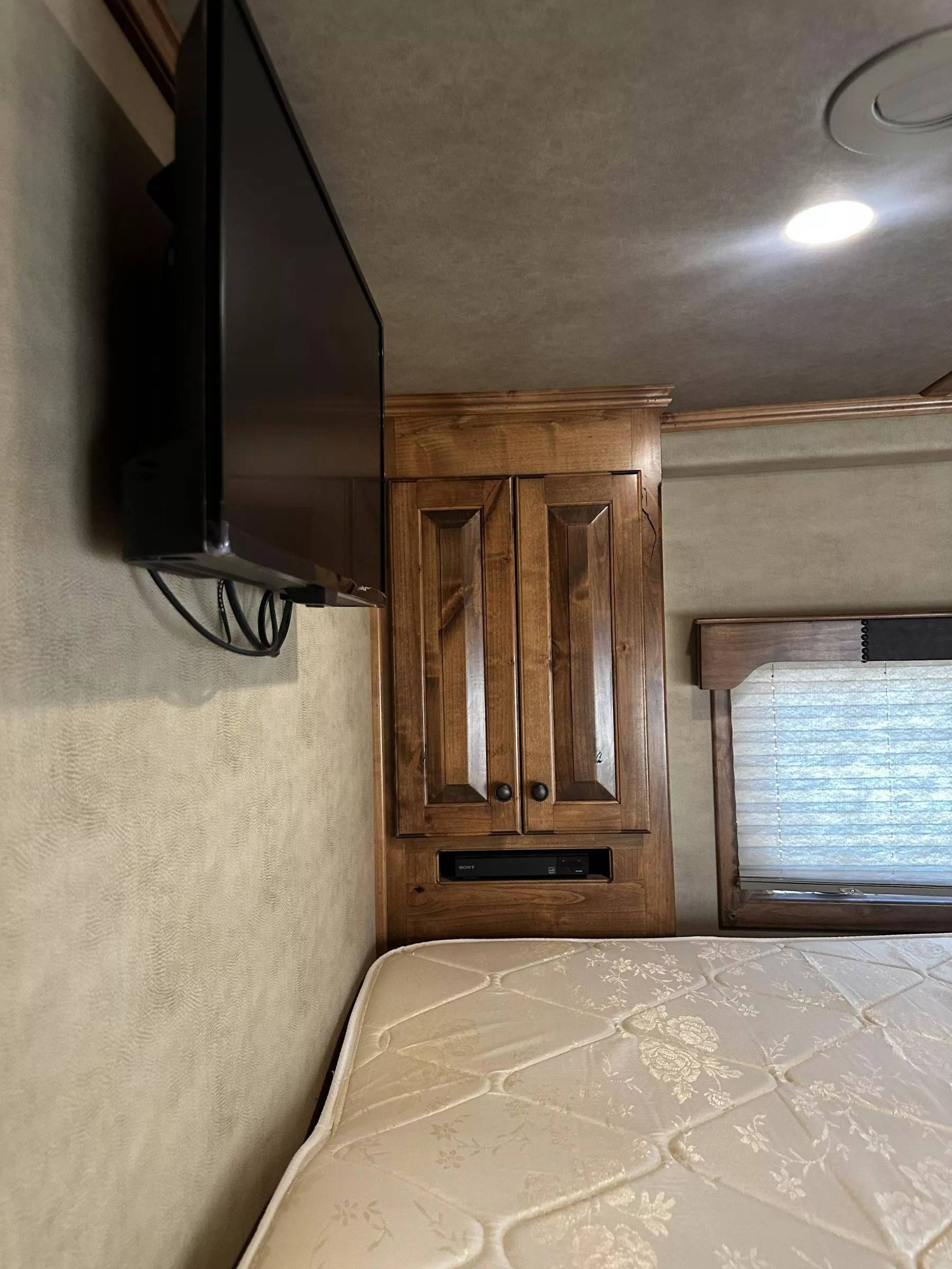2023 4 Star Trailers 5H 13'6 SW Slide Out Side Load Integrated Pod Horse Trailer Living Quarter Trailers