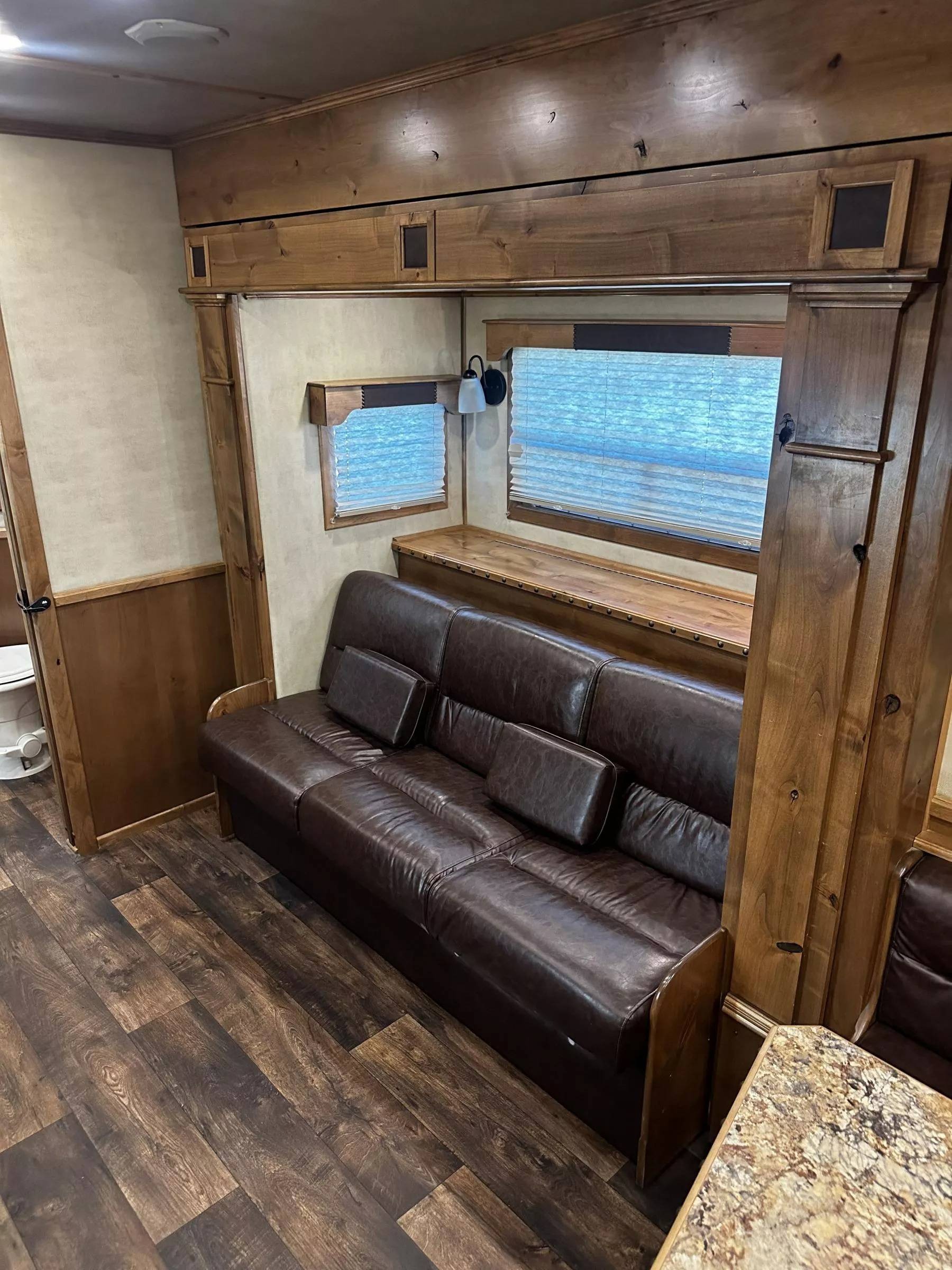 2023 4 Star Trailers 5H 13'6 SW Slide Out Side Load Integrated Pod Horse Trailer Living Quarter Trailers