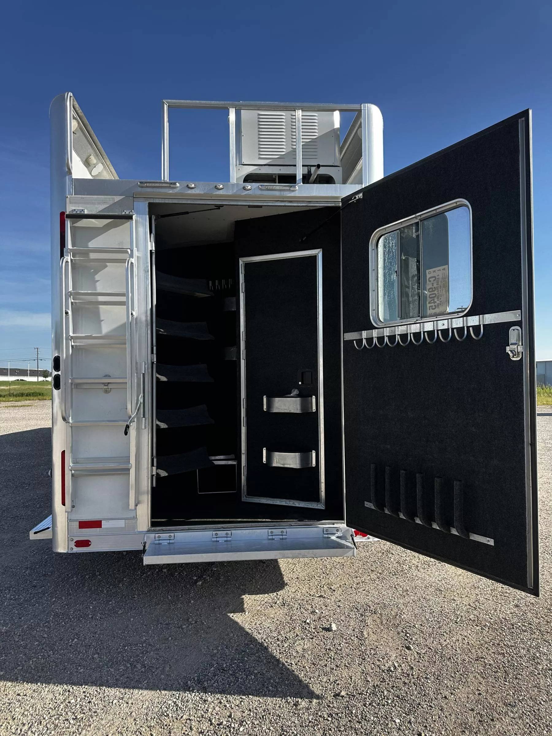 2023 4 Star Trailers 5H 13'6 SW Slide Out Side Load Integrated Pod Horse Trailer Living Quarter Trailers