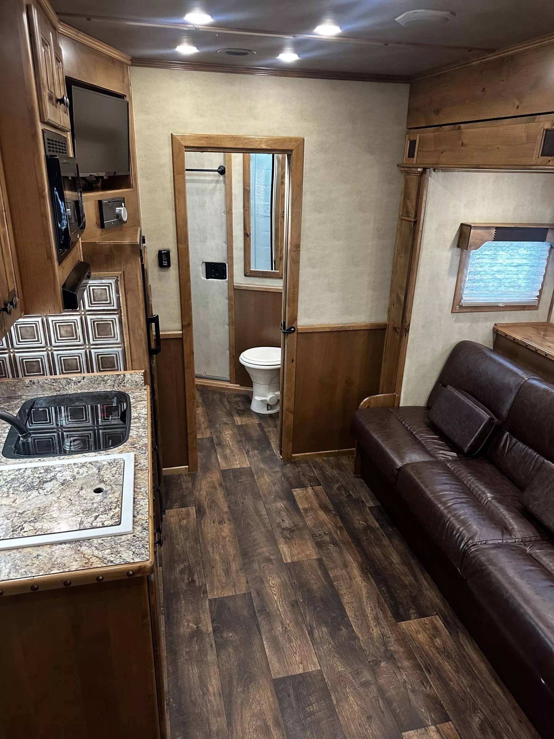 2023 4 Star Trailers 5H 13'6 SW Slide Out Side Load Integrated Pod Horse Trailer Living Quarter Trailers