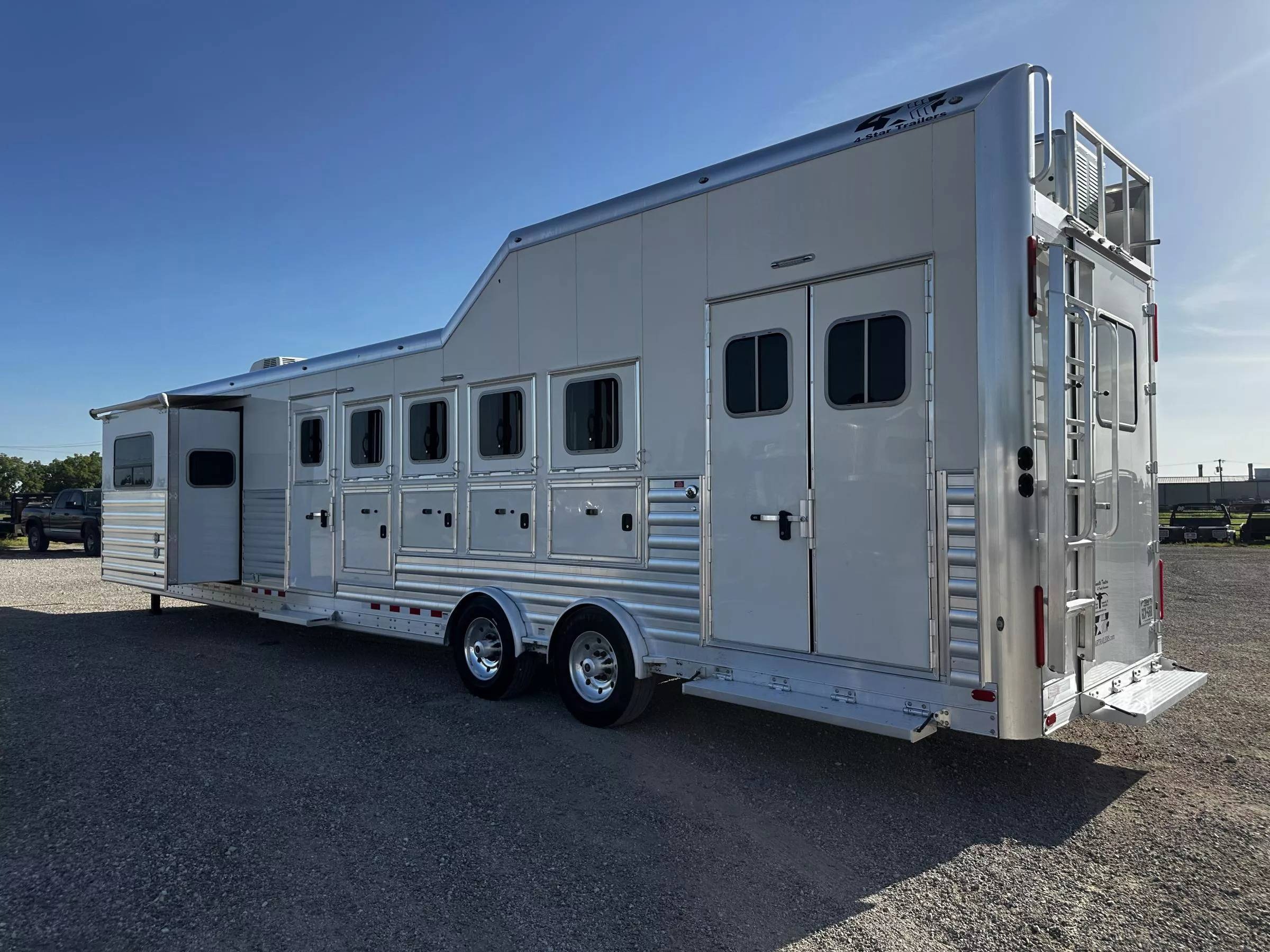 2023 4 Star Trailers 5H 13'6 SW Slide Out Side Load Integrated Pod Horse Trailer Living Quarter Trailers