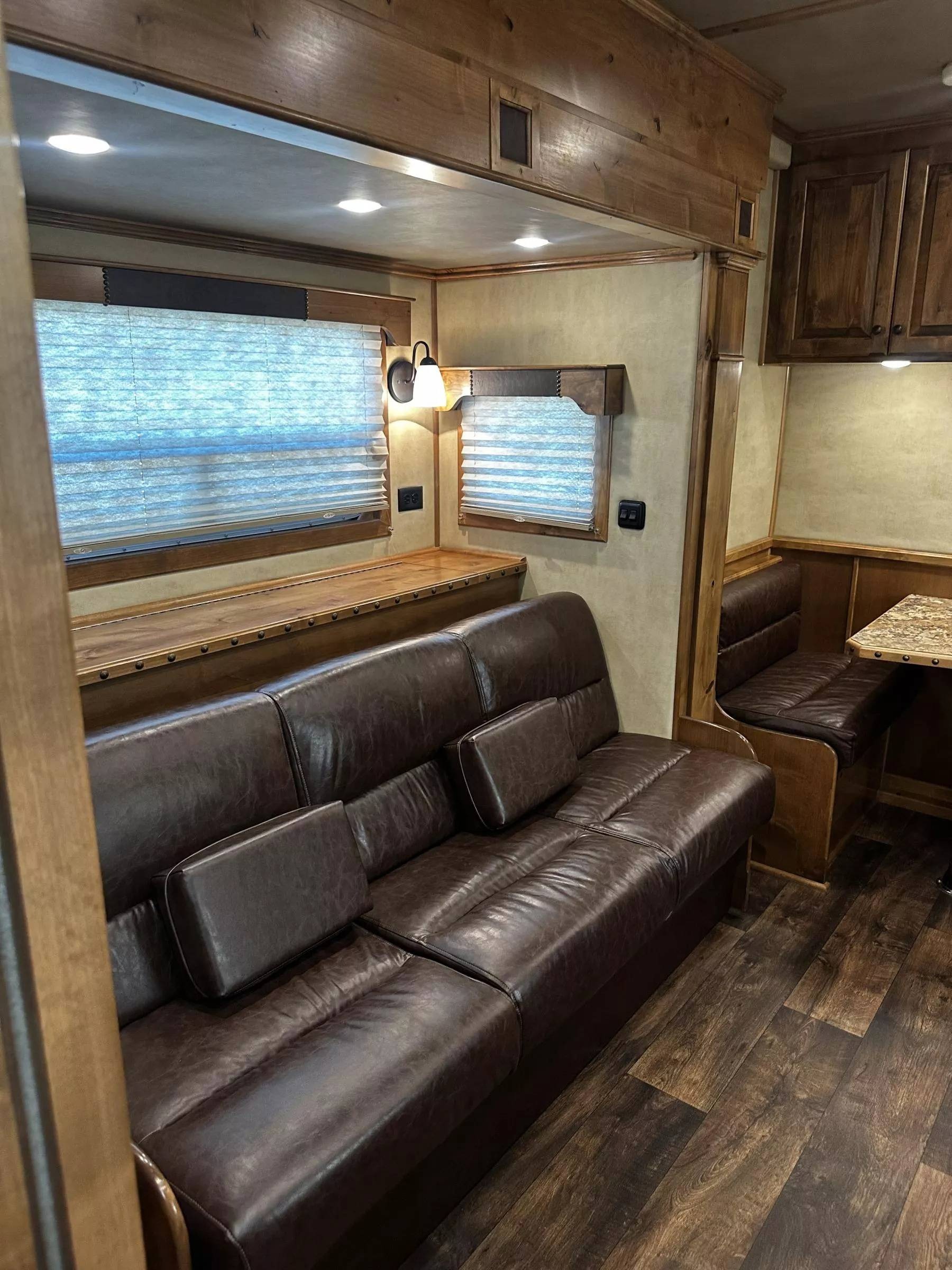 2023 4 Star Trailers 5H 13'6 SW Slide Out Side Load Integrated Pod Horse Trailer Living Quarter Trailers