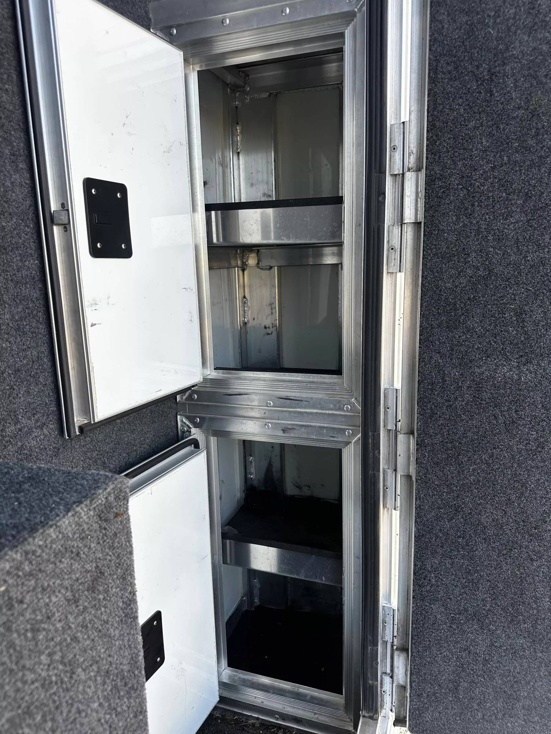 2023 4 Star Trailers 5H 13'6 SW Slide Out Side Load Integrated Pod Horse Trailer Living Quarter Trailers