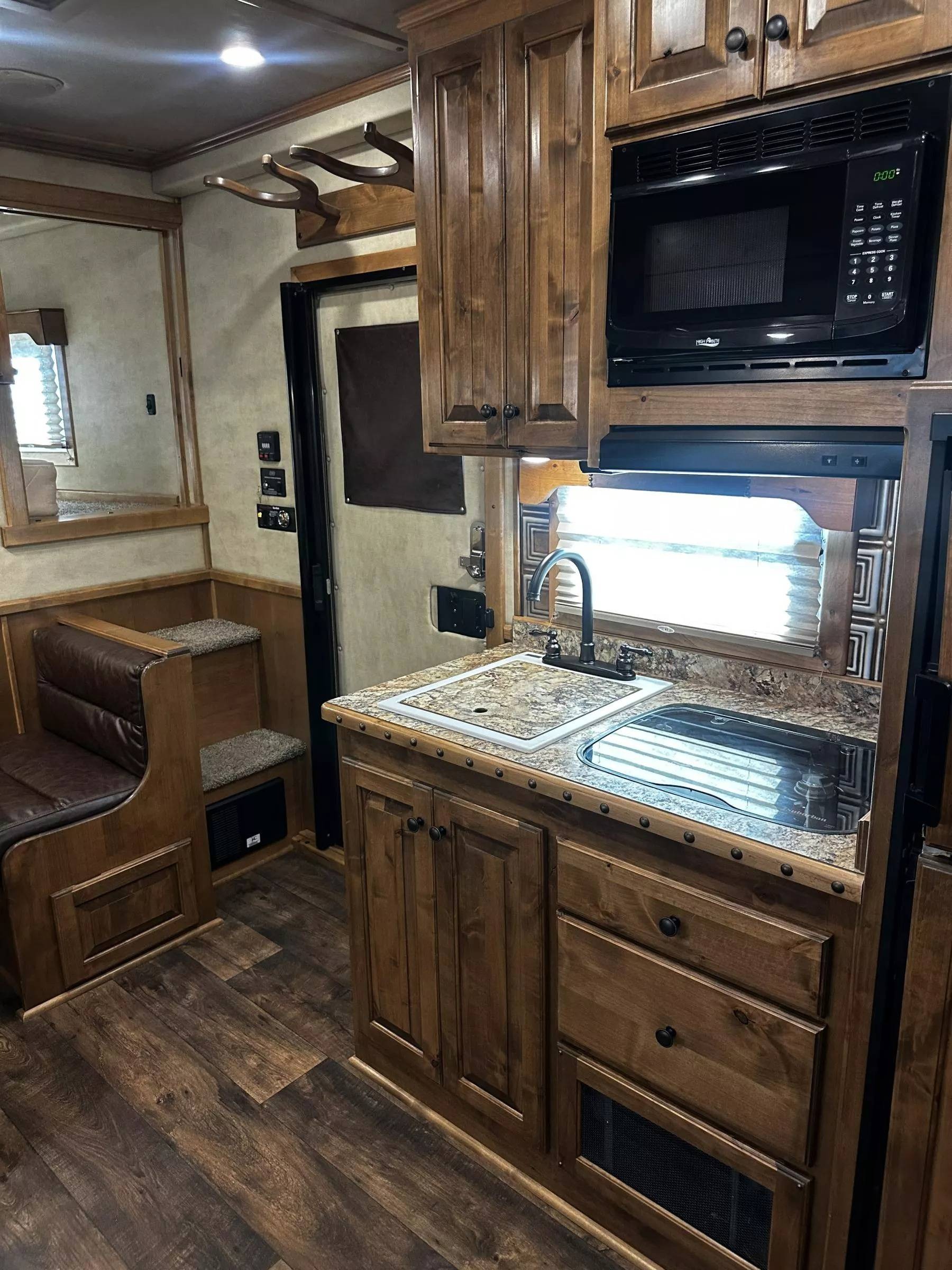2023 4 Star Trailers 5H 13'6 SW Slide Out Side Load Integrated Pod Horse Trailer Living Quarter Trailers