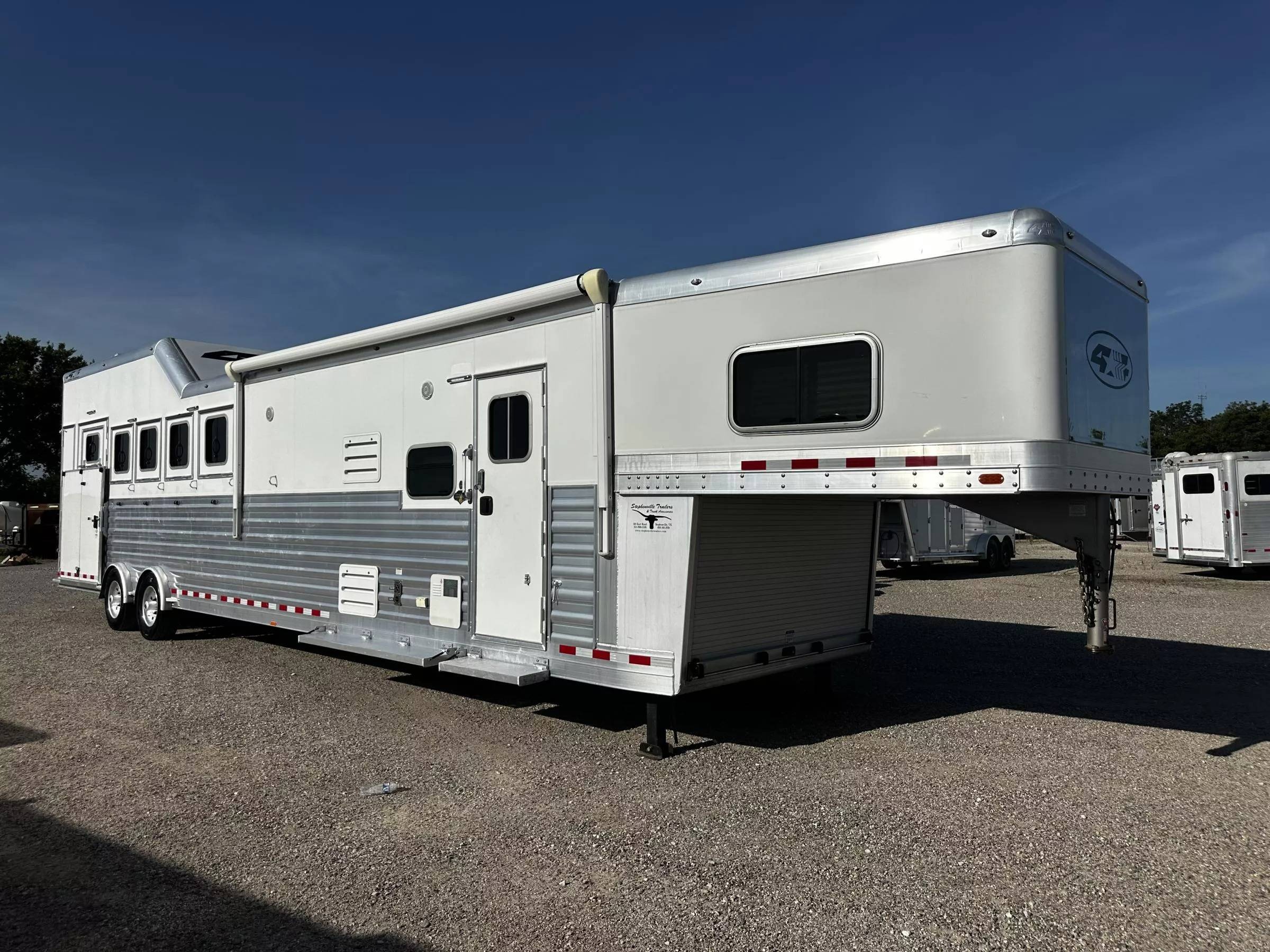 2023 4 Star Trailers 5H 13'6 SW Slide Out Side Load Integrated Pod Horse Trailer Living Quarter Trailers