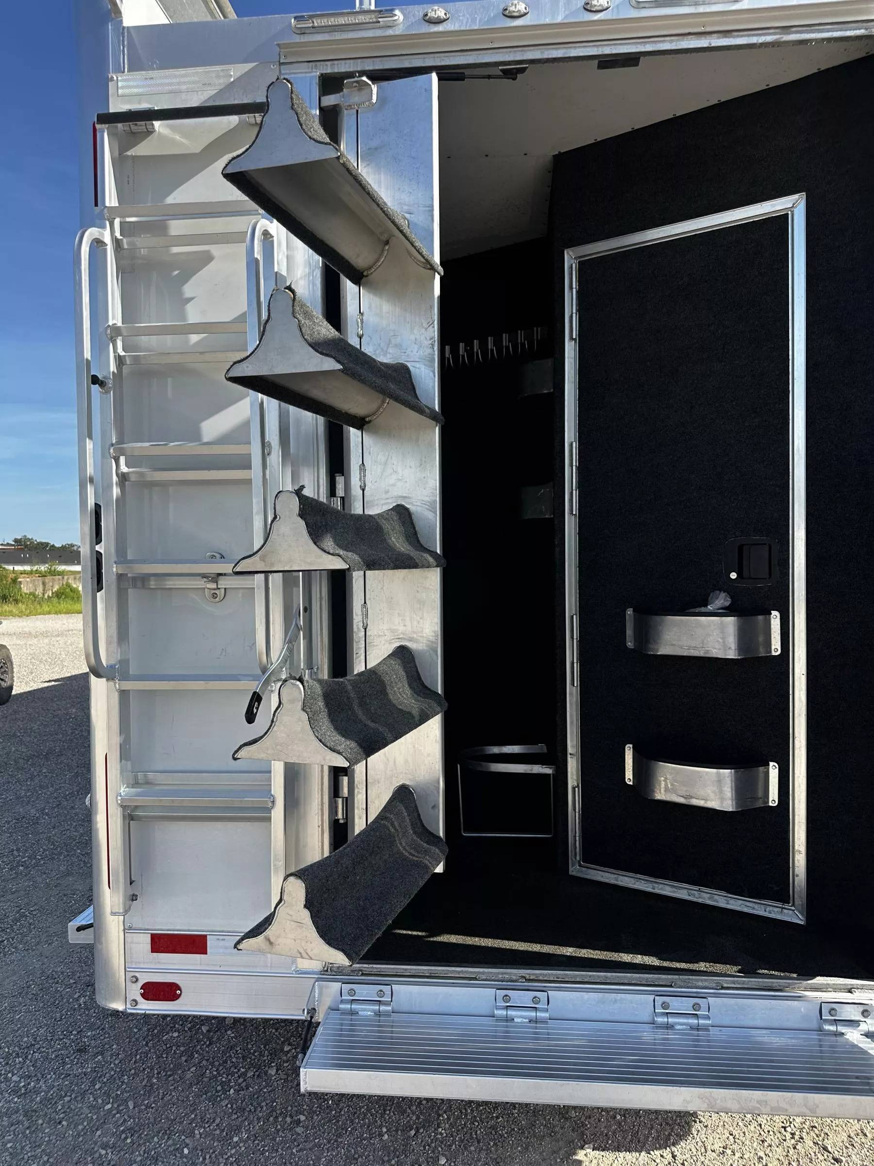 2023 4 Star Trailers 5H 13'6 SW Slide Out Side Load Integrated Pod Horse Trailer Living Quarter Trailers