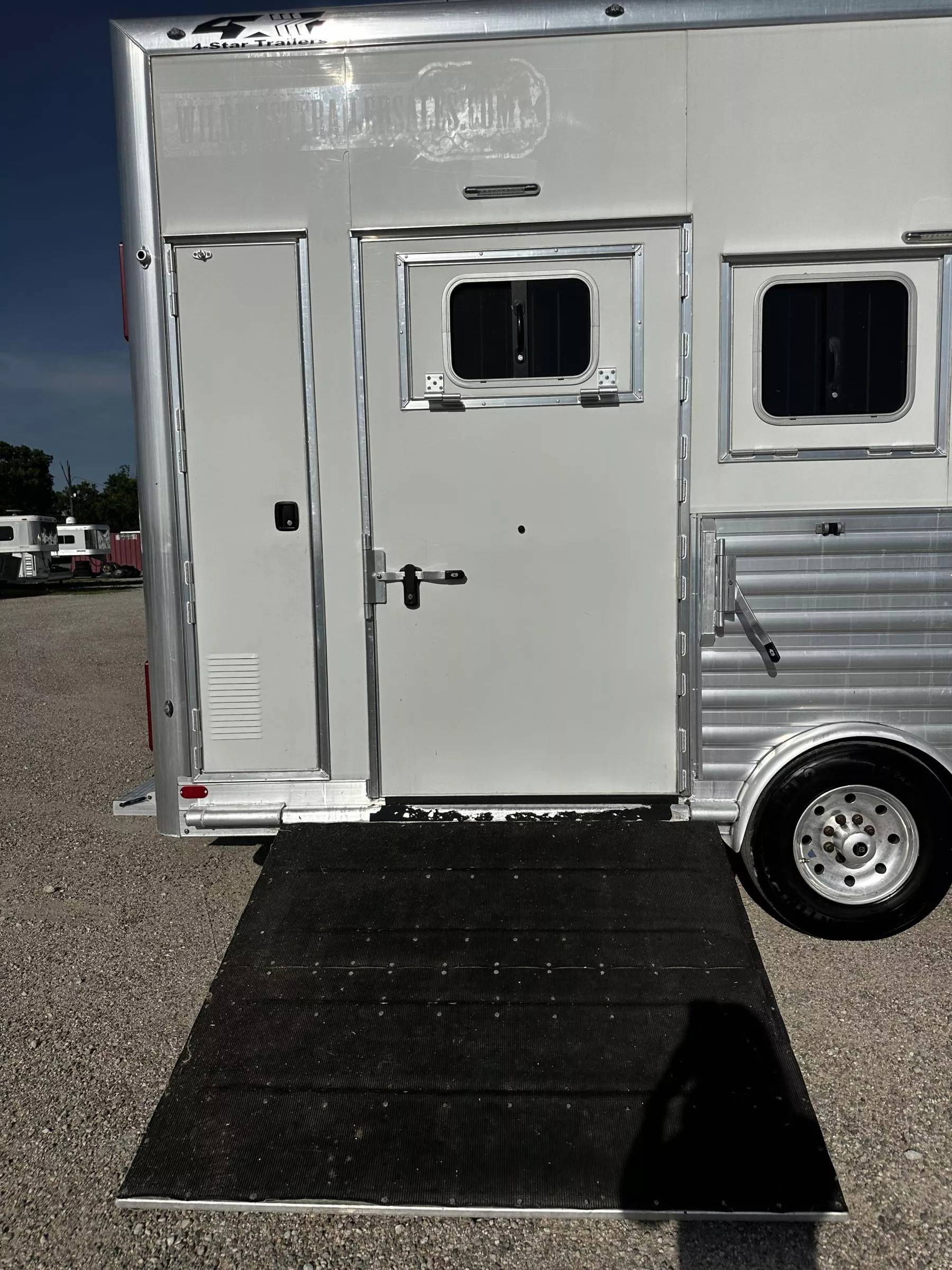 2023 4 Star Trailers 5H 13'6 SW Slide Out Side Load Integrated Pod Horse Trailer Living Quarter Trailers