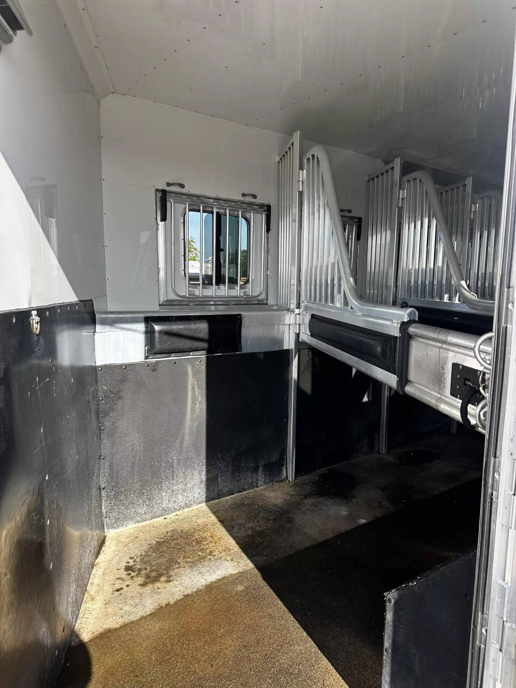 2023 4 Star Trailers 5H 13'6 SW Slide Out Side Load Integrated Pod Horse Trailer Living Quarter Trailers