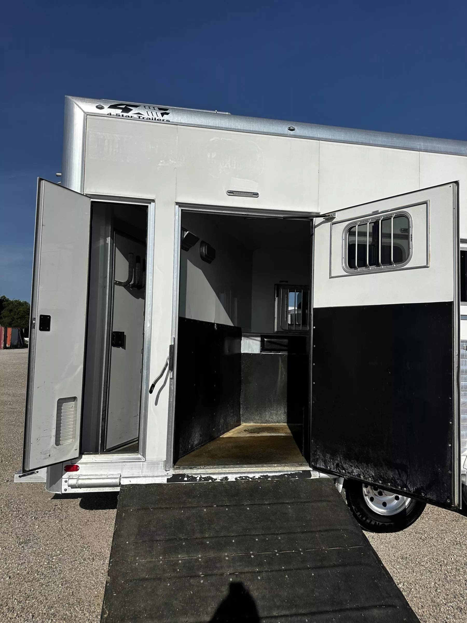 2023 4 Star Trailers 5H 13'6 SW Slide Out Side Load Integrated Pod Horse Trailer Living Quarter Trailers