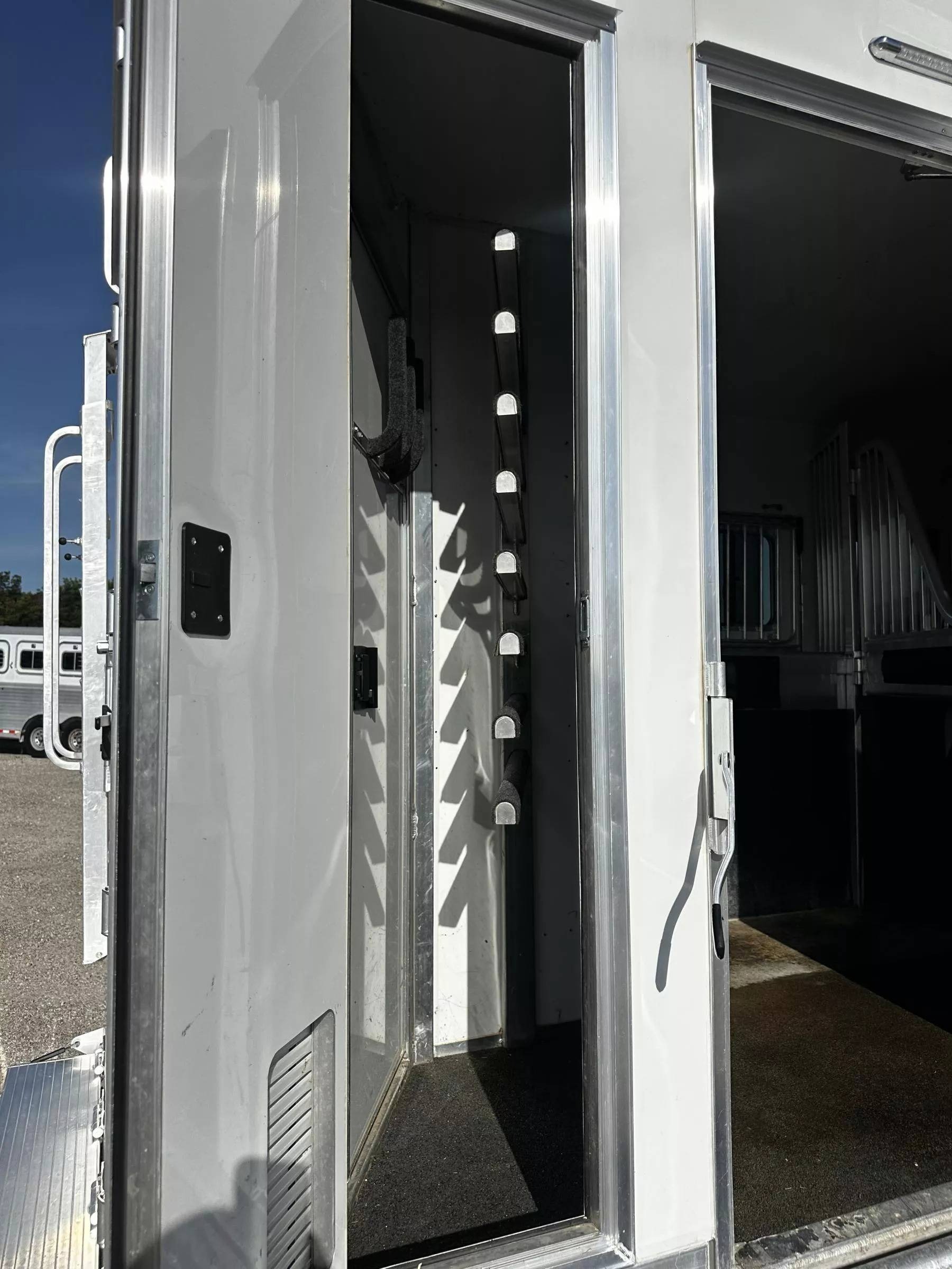 2023 4 Star Trailers 5H 13'6 SW Slide Out Side Load Integrated Pod Horse Trailer Living Quarter Trailers
