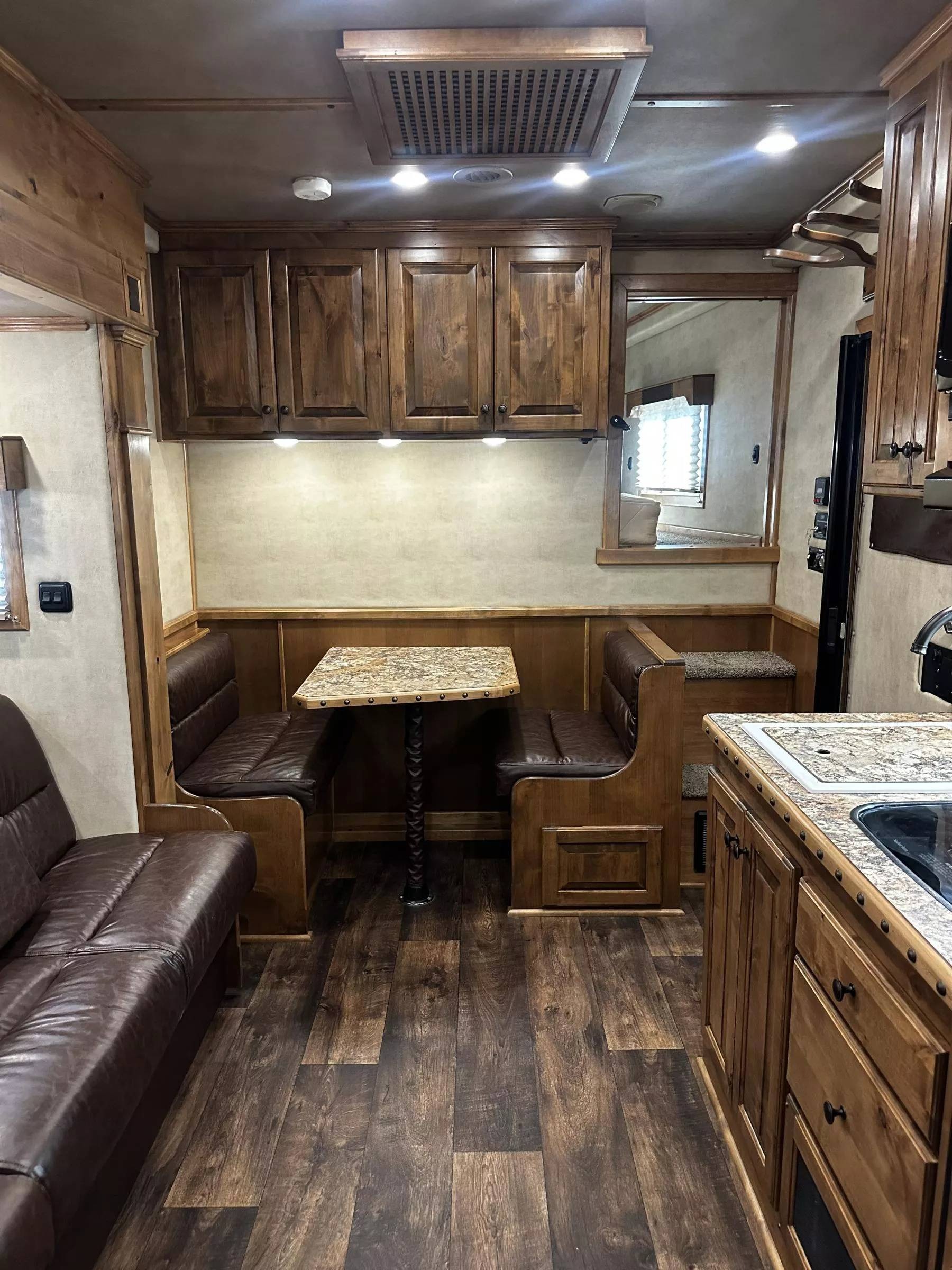 2023 4 Star Trailers 5H 13'6 SW Slide Out Side Load Integrated Pod Horse Trailer Living Quarter Trailers