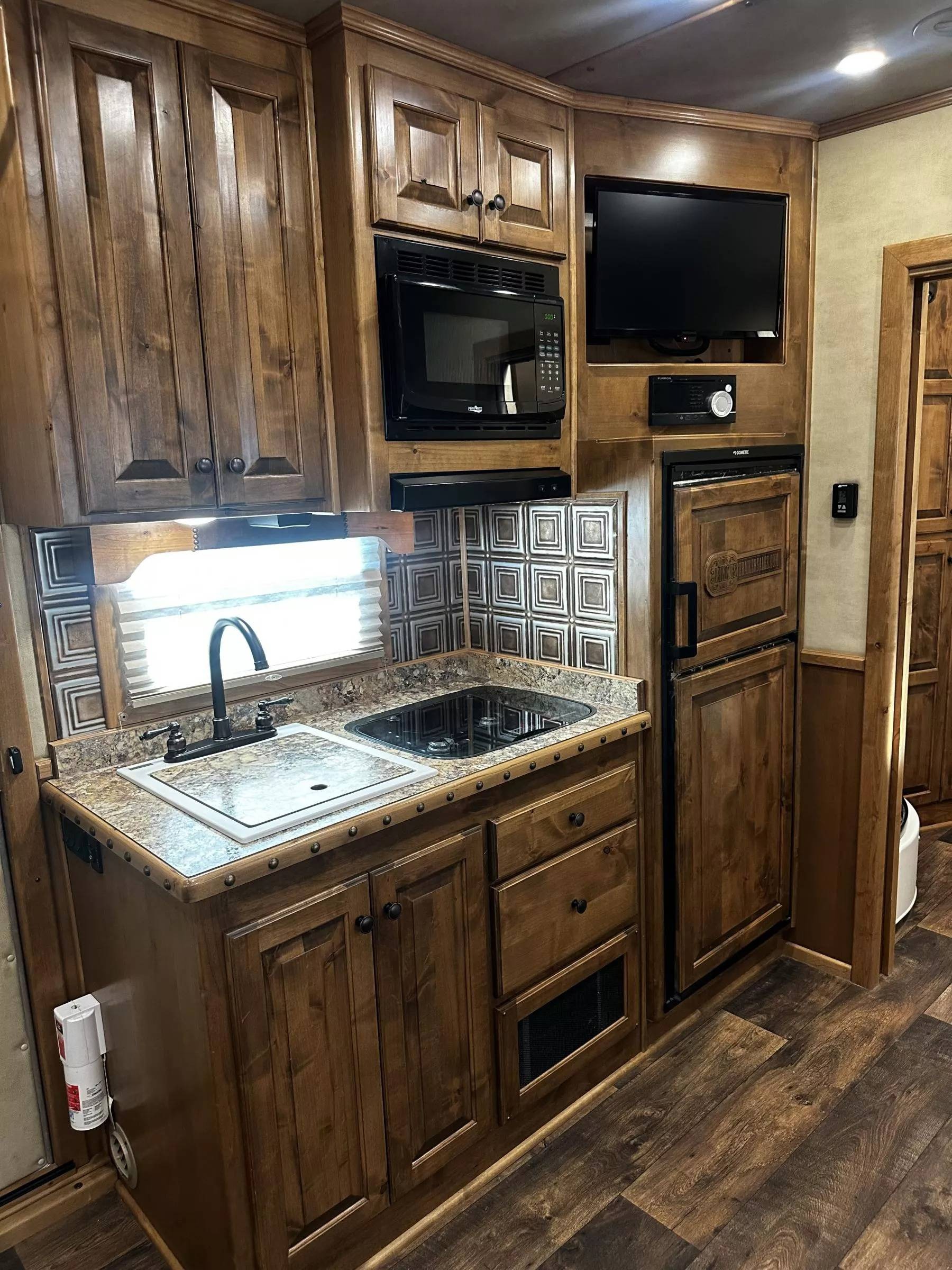 2023 4 Star Trailers 5H 13'6 SW Slide Out Side Load Integrated Pod Horse Trailer Living Quarter Trailers
