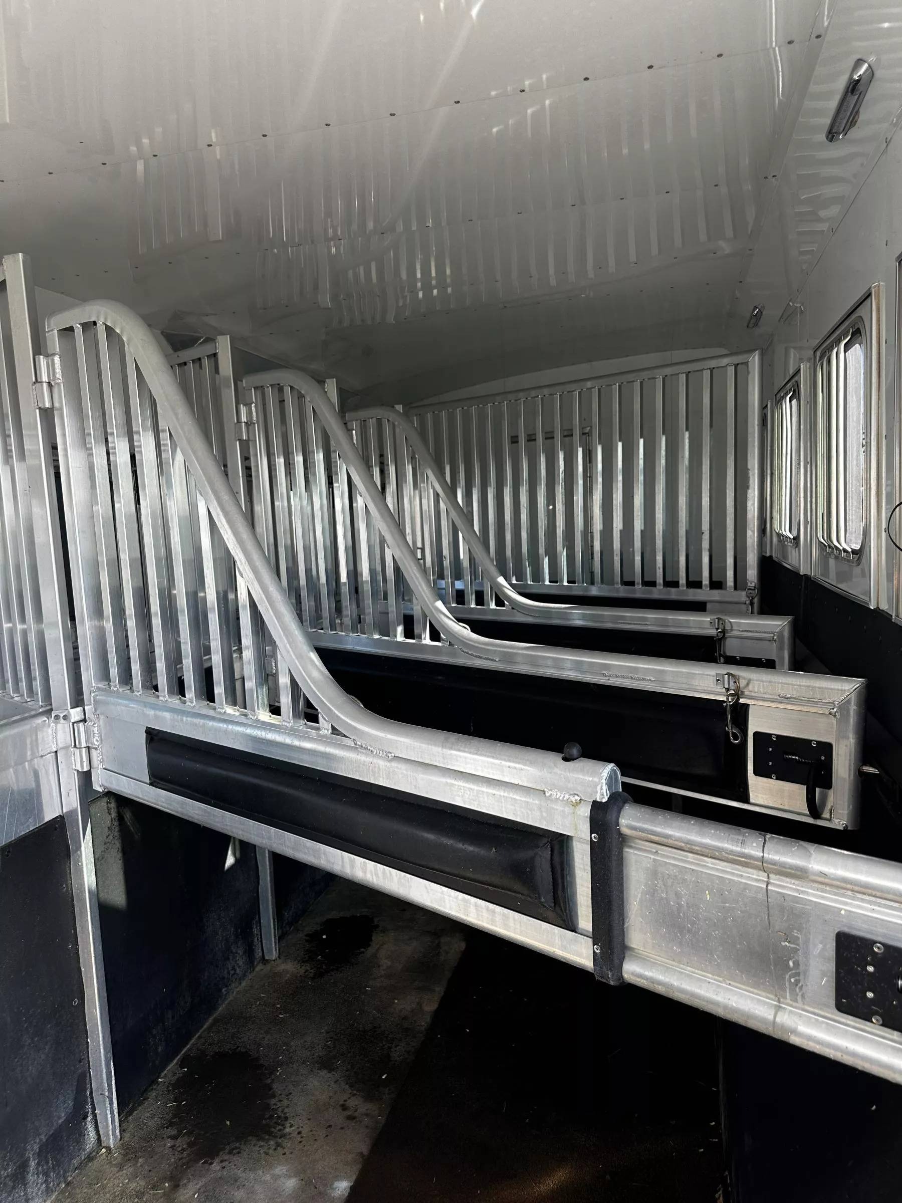 2023 4 Star Trailers 5H 13'6 SW Slide Out Side Load Integrated Pod Horse Trailer Living Quarter Trailers